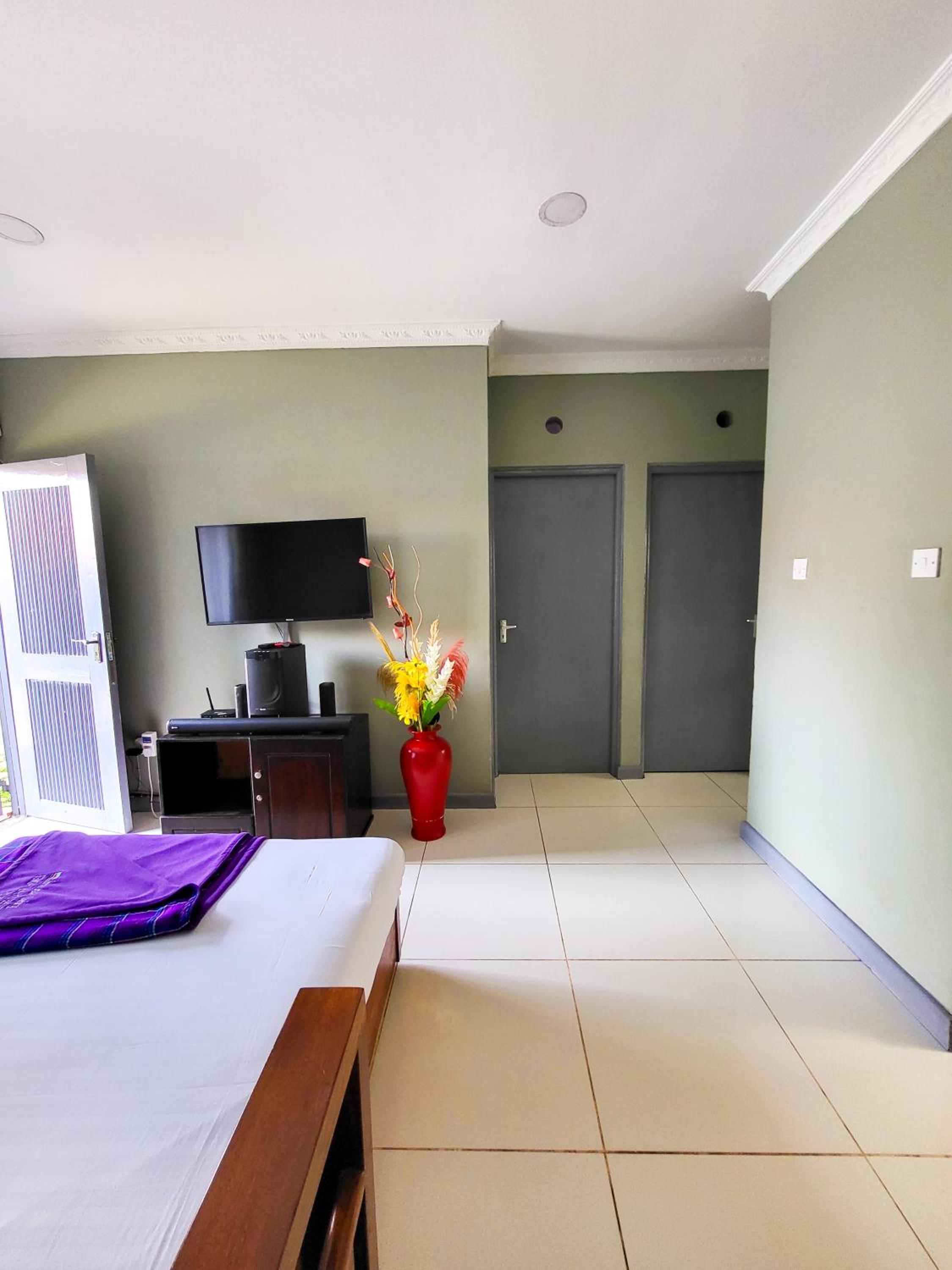 1 BDR Home With A GARDEN 10 Mins To Junction Mall view 4