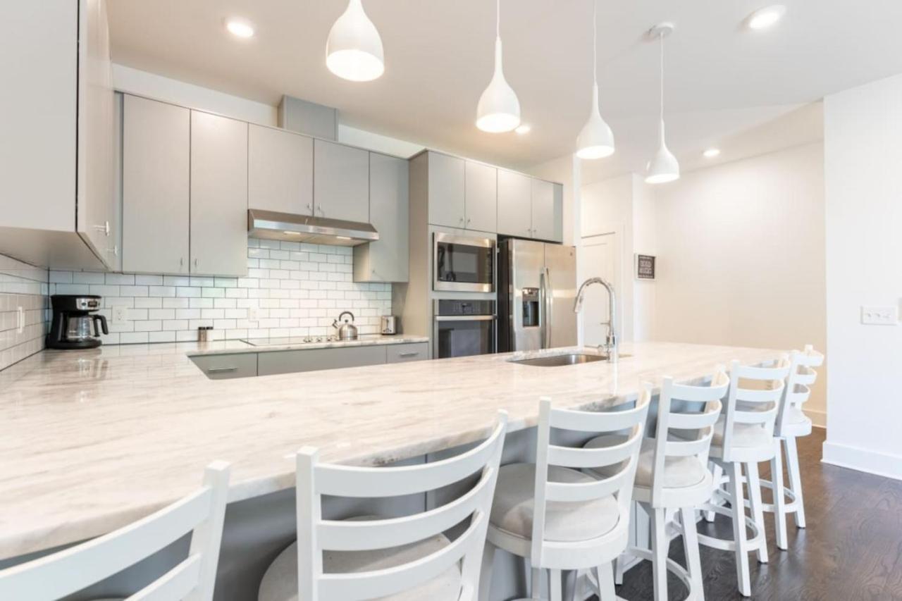 6 Bedroom Quiet Townhome! 6min to Airport & 15min to Downtown! view 4