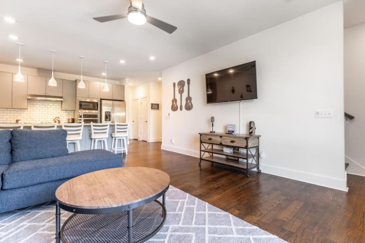 6 Bedroom Quiet Townhome! 6min to Airport & 15min to Downtown! view 2