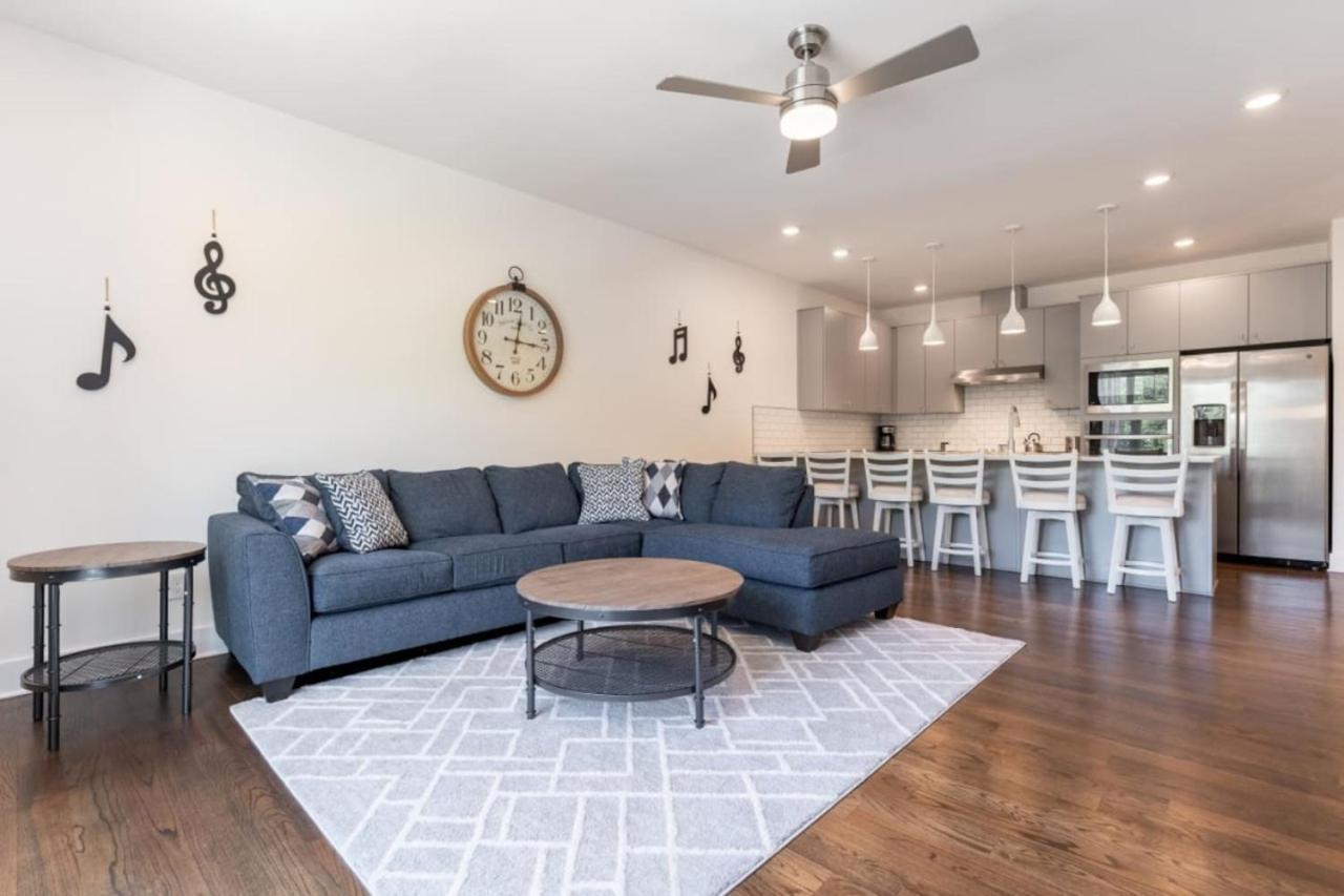 6 Bedroom Quiet Townhome! 6min to Airport & 15min to Downtown! view 3