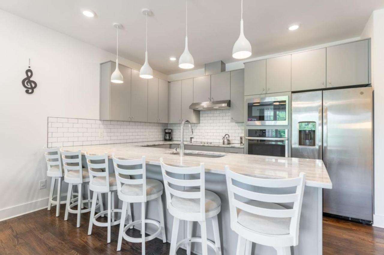 6 Bedroom Quiet Townhome! 6min to Airport & 15min to Downtown! view 5