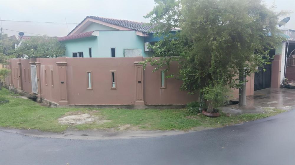 Bae Homestay Tmn Samudera Netflix and WiFi