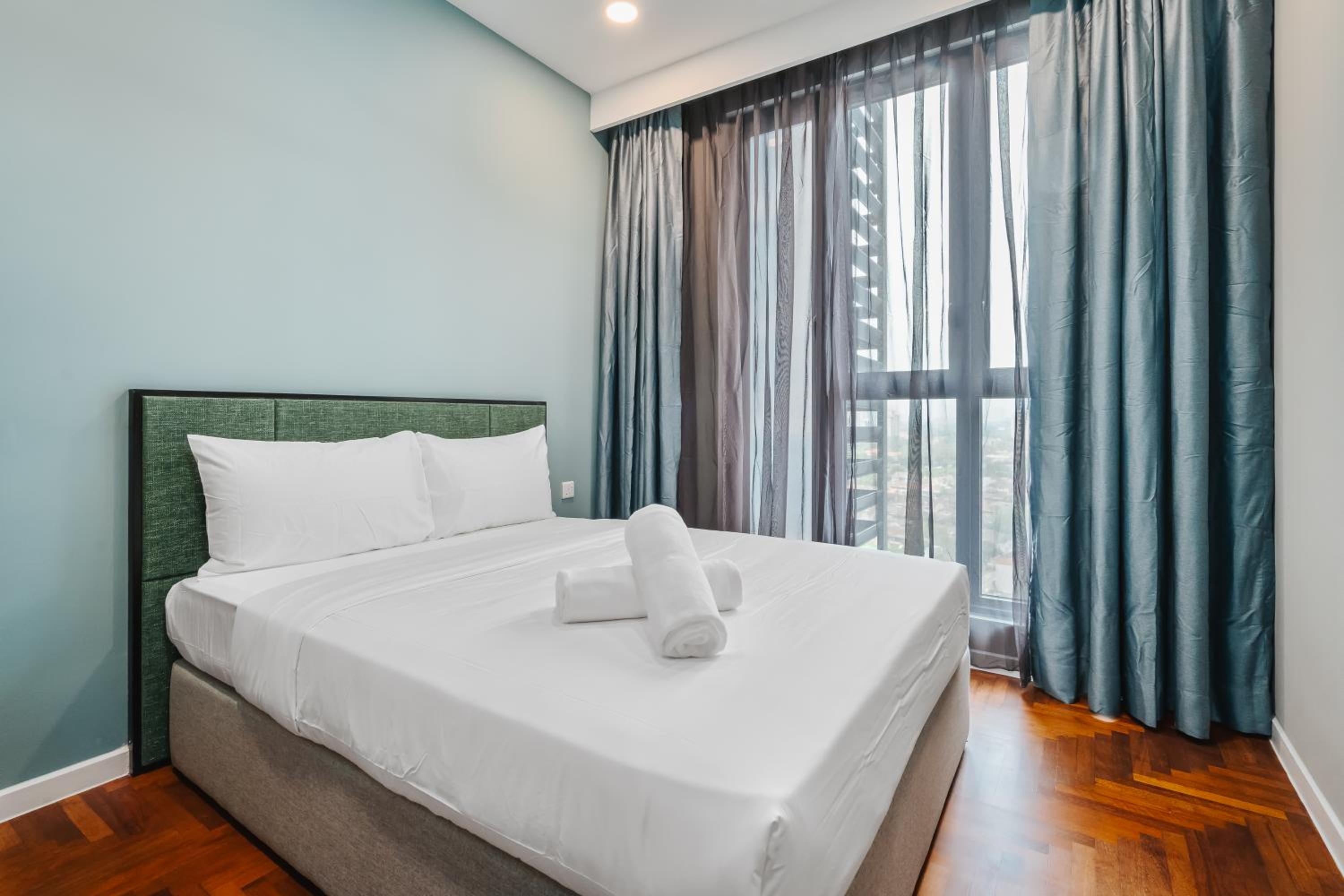 Designer 3BR Apartment 10mins to Midvalley