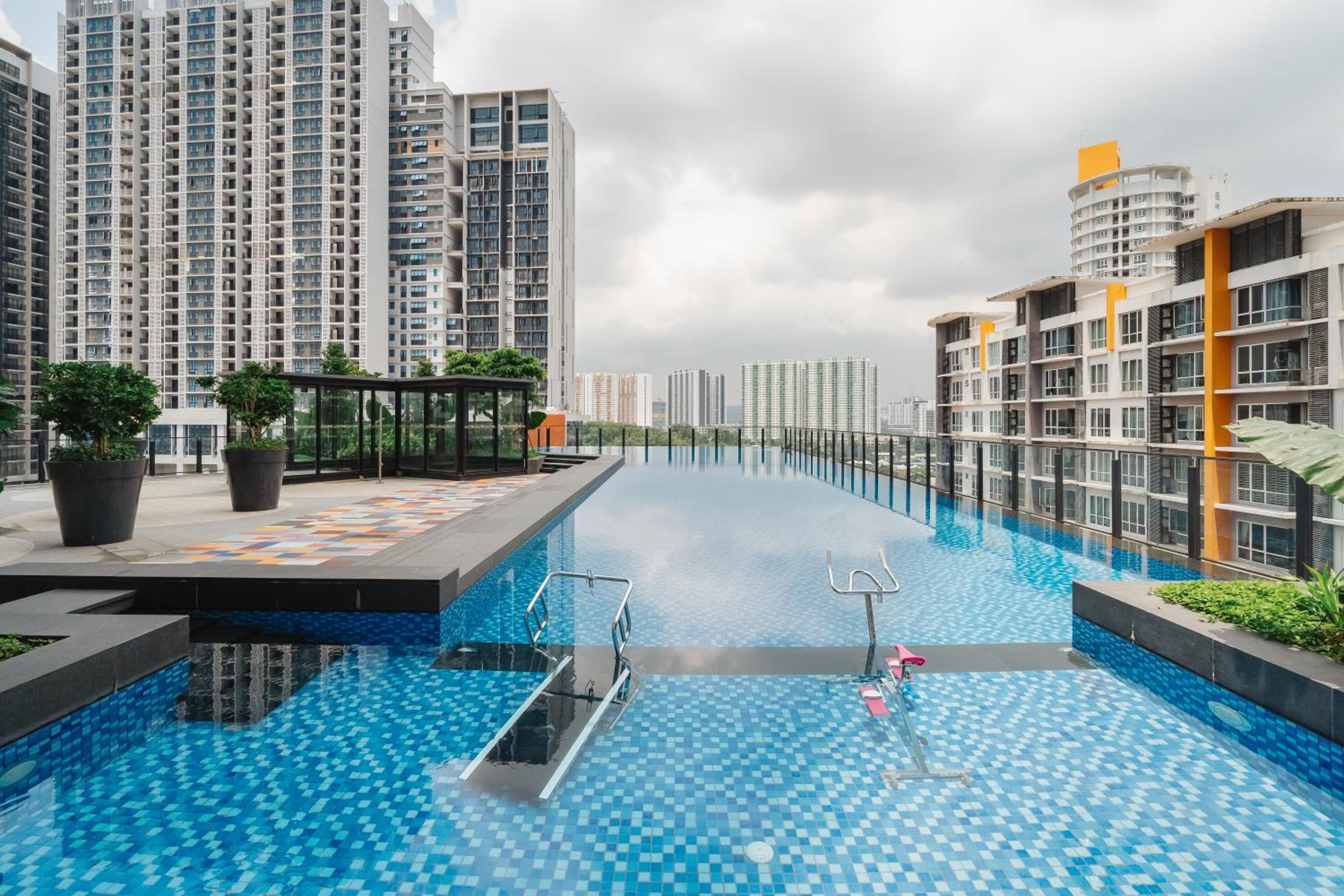 Designer 3BR Apartment 10mins to Midvalley