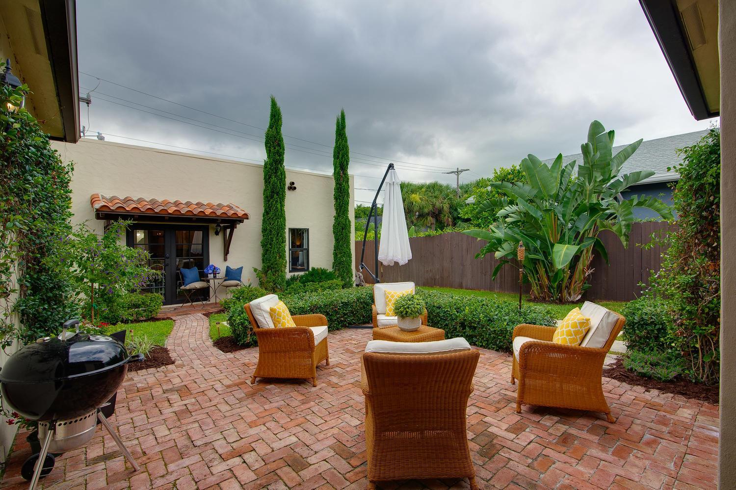 Elegant 4BR Home Guest House Private Yard view 4