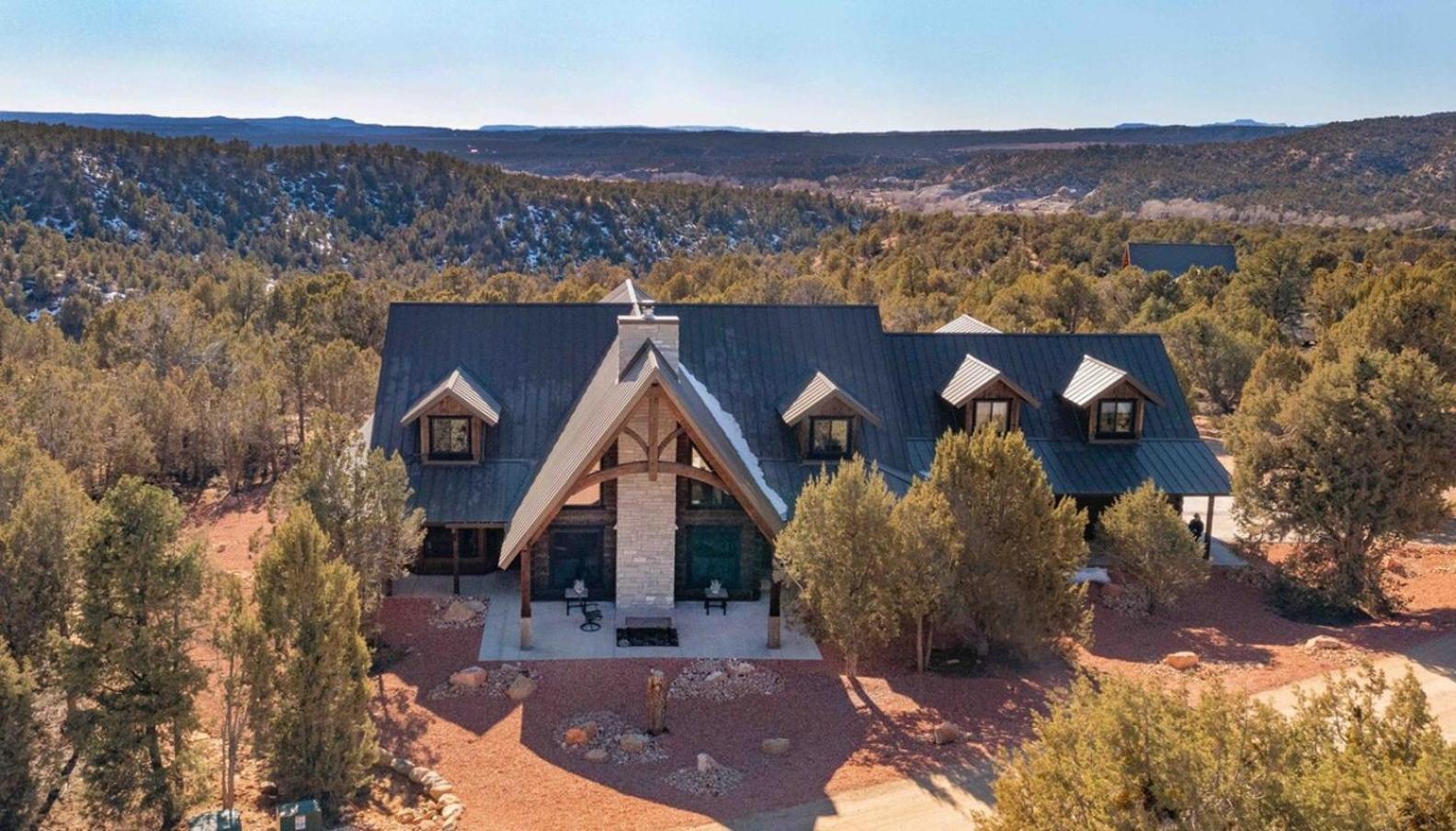 Juniper Ridge Luxury Lodge East Zion & Bryce view 3