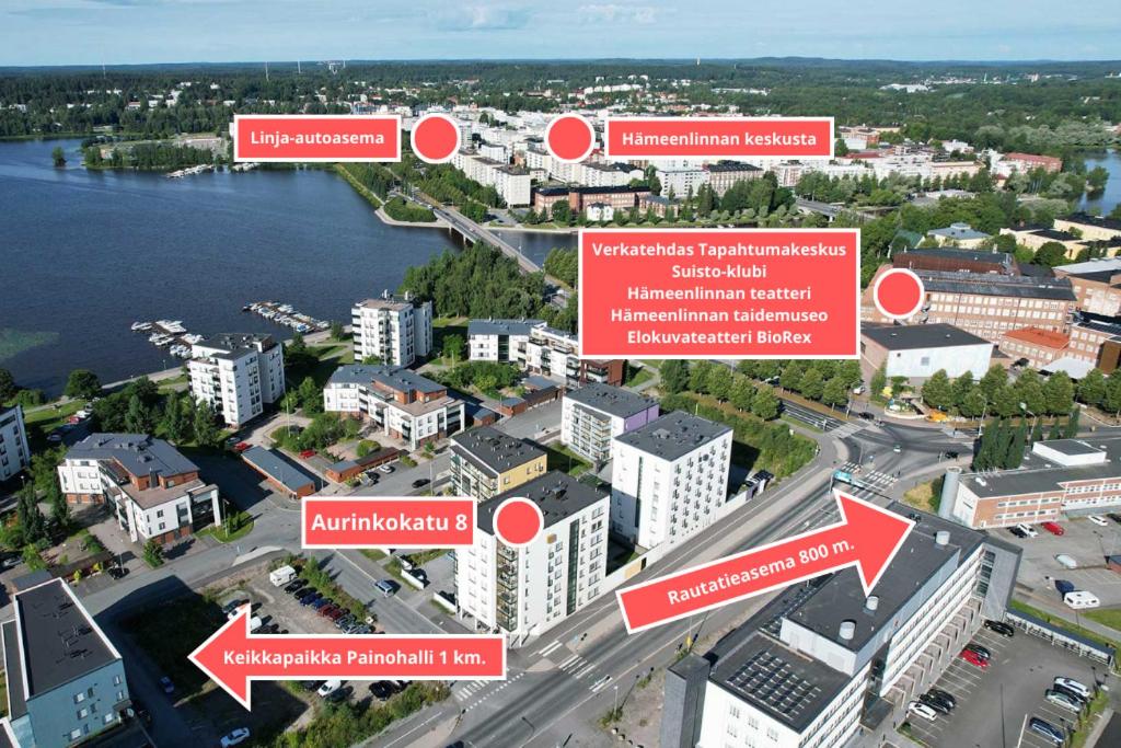 Valoisa huoneisto parvekkeella ja järvinäköalalla
