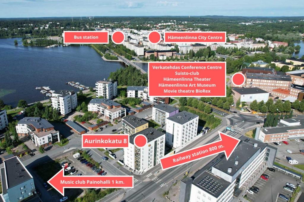 Valoisa huoneisto parvekkeella ja järvinäköalalla