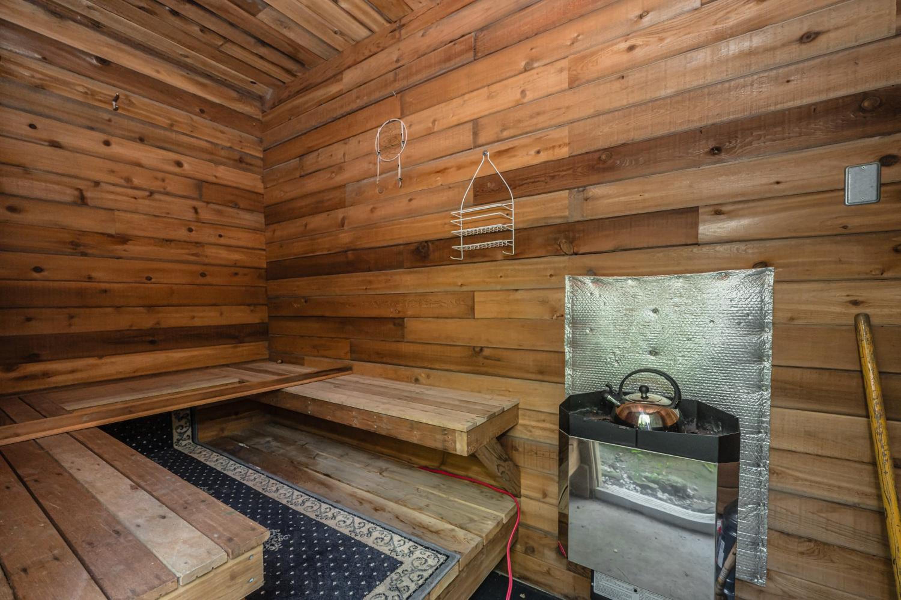 Evergreen Escape - Tobermory Chalet and Sauna
