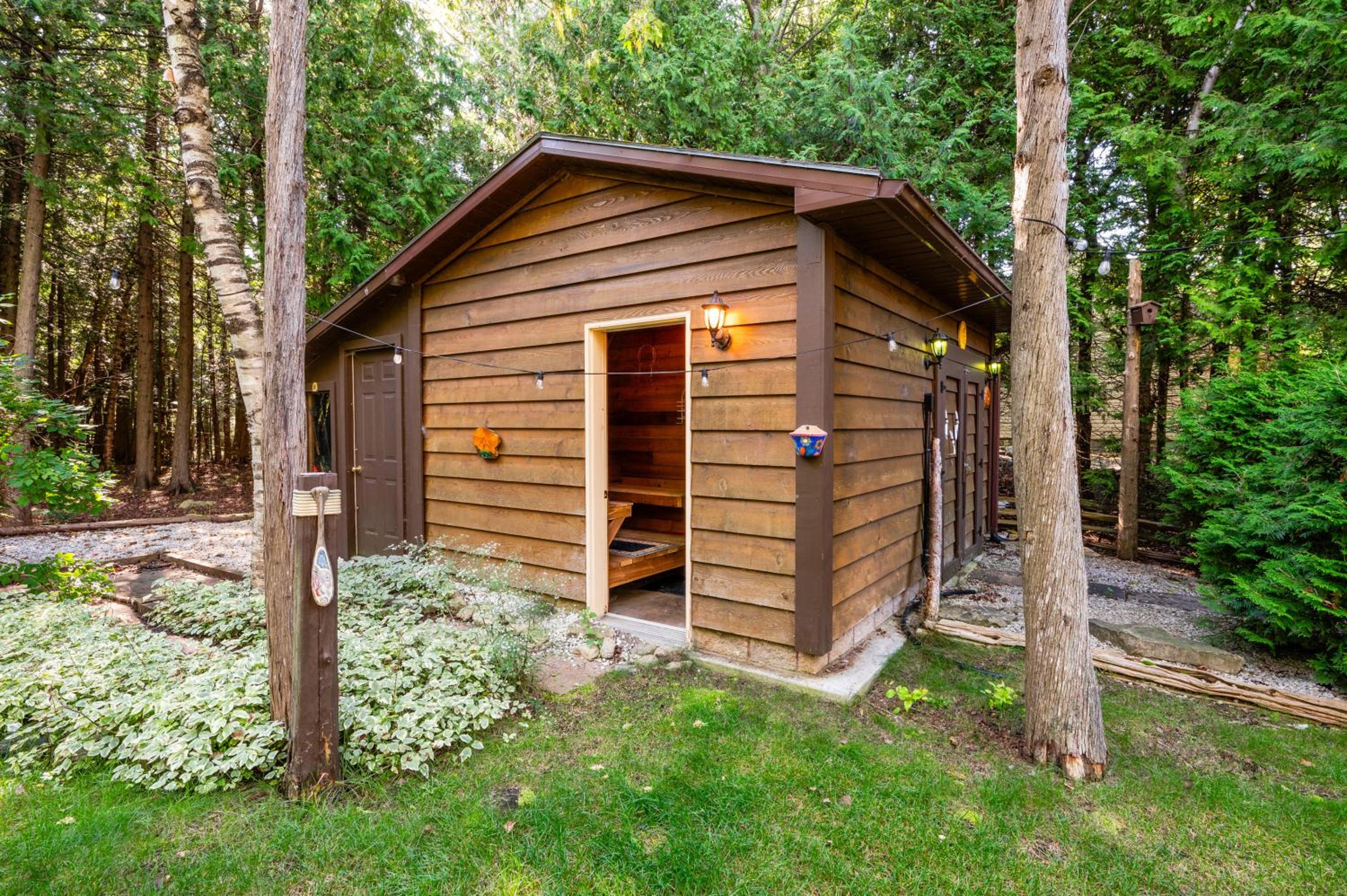 Evergreen Escape - Tobermory Chalet and Sauna