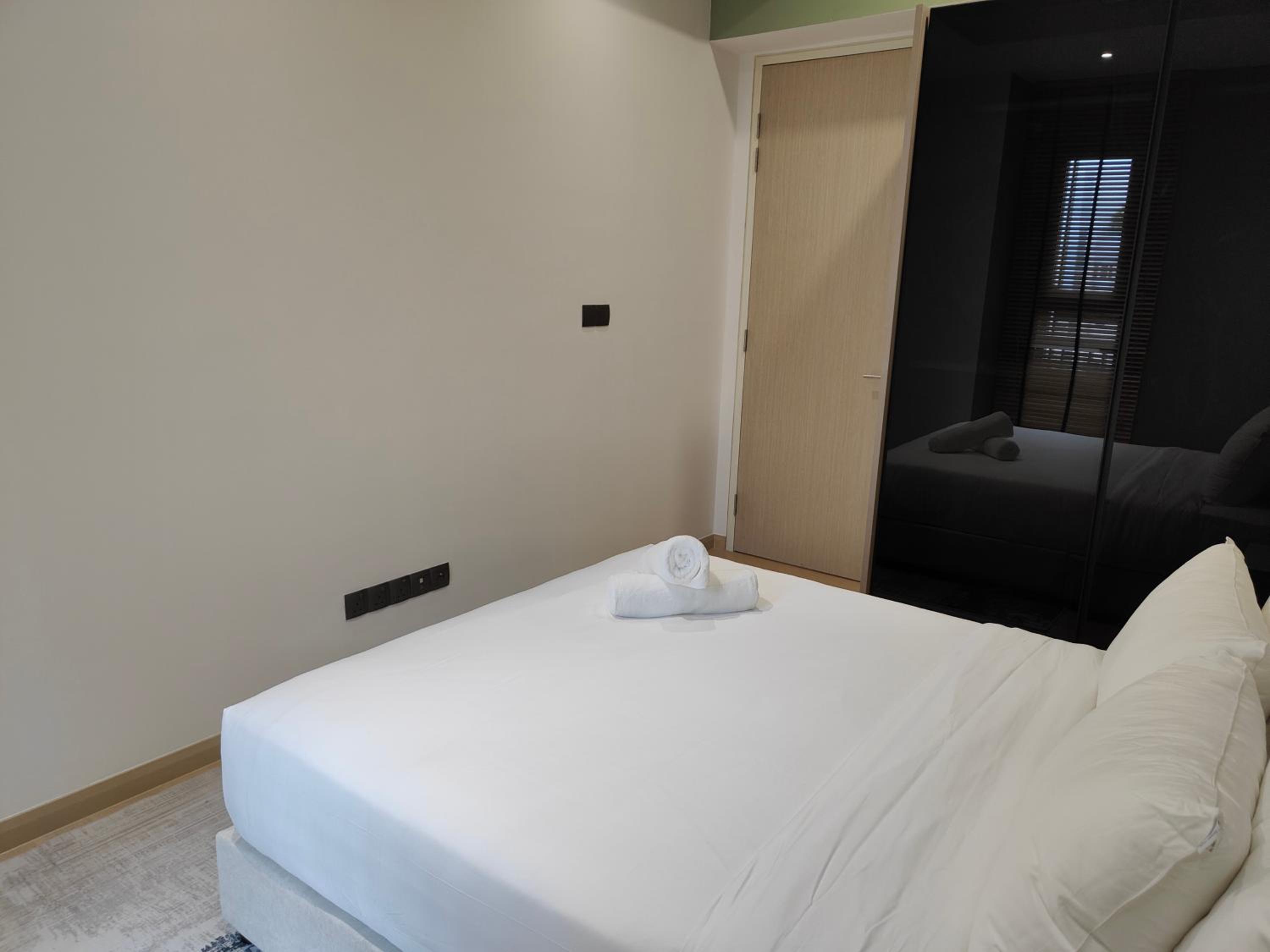 Deluxe 2BR Suite 400m to KLCC and LRT Station