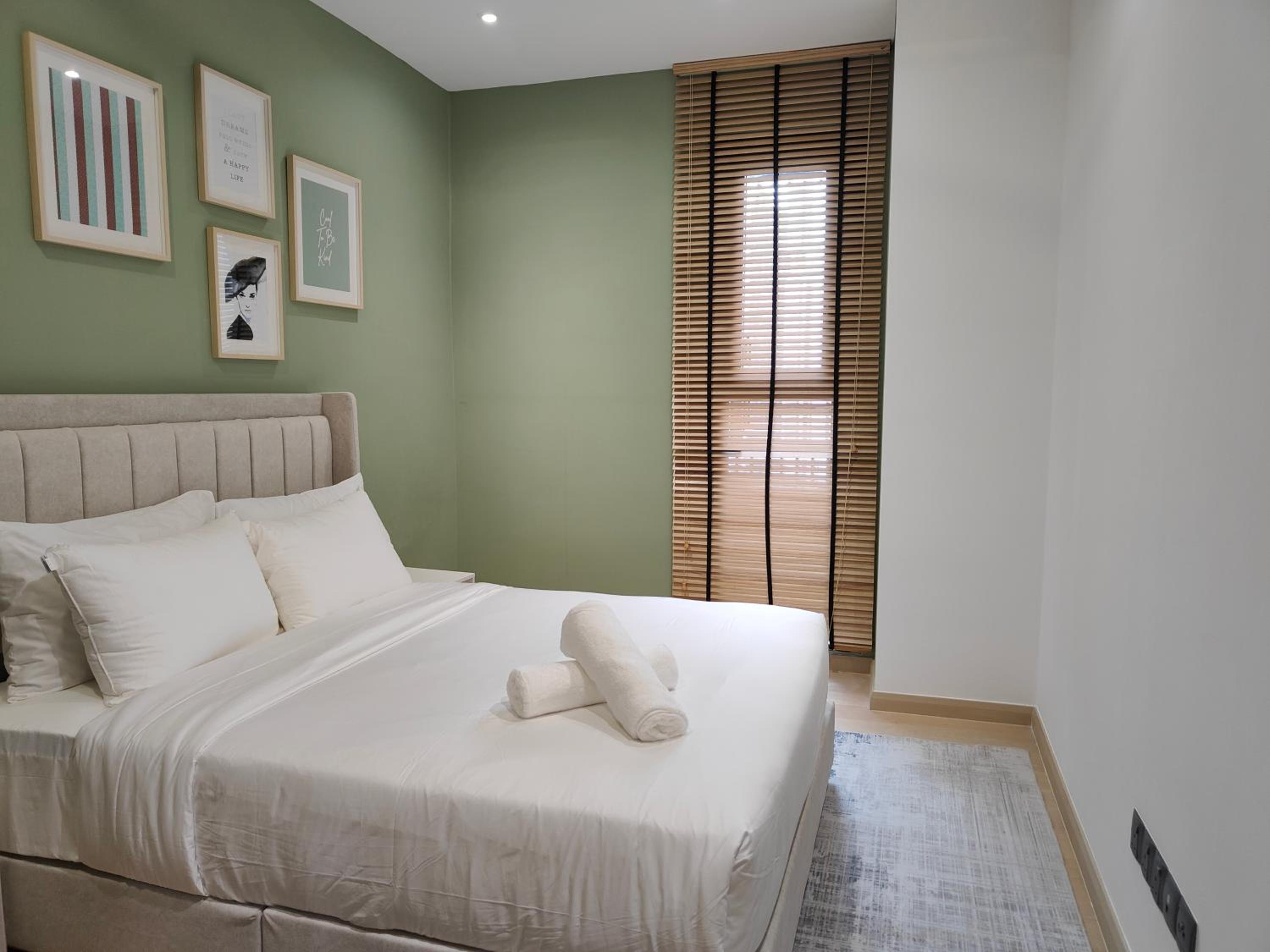 Deluxe 2BR Suite 400m to KLCC and LRT Station
