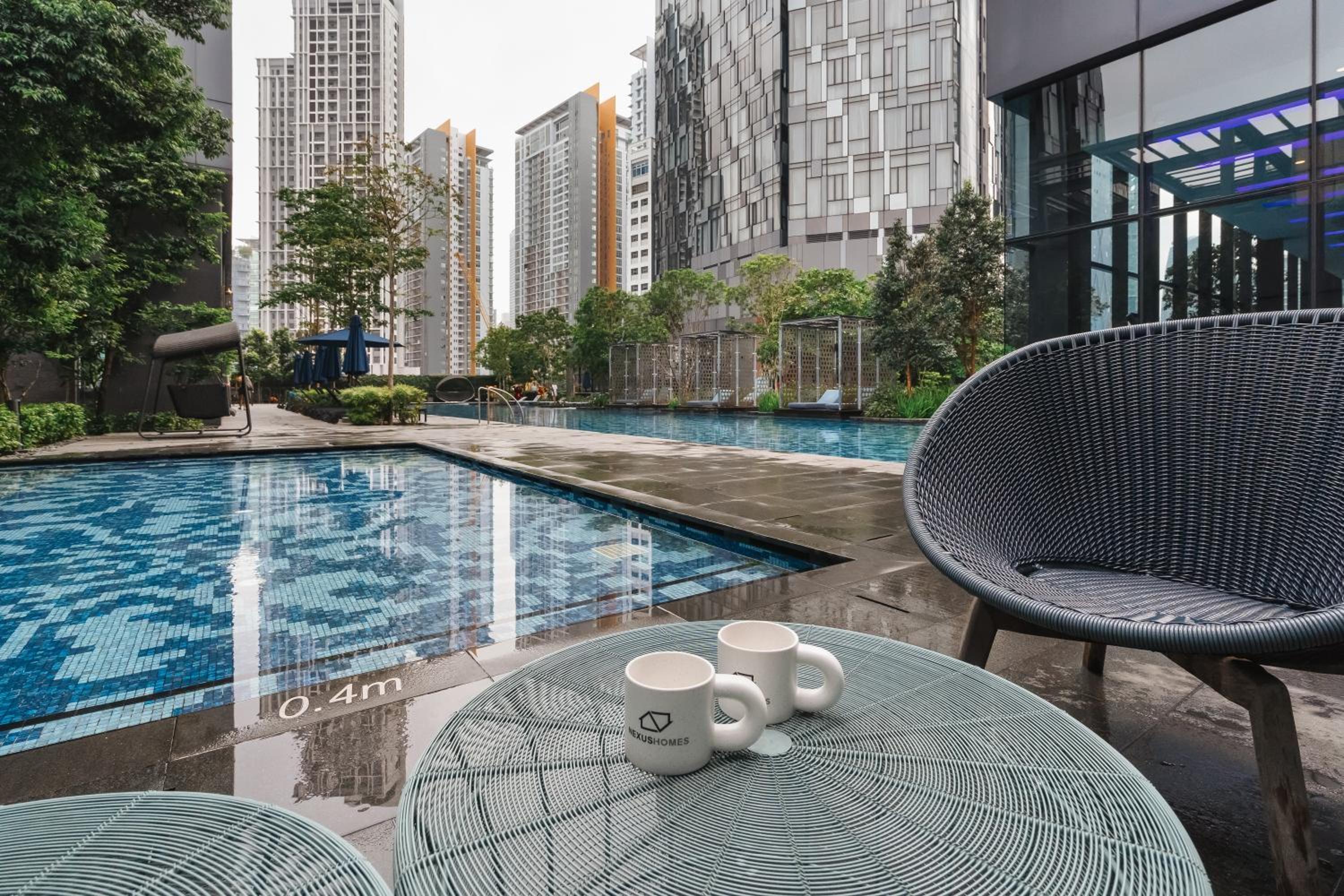 Deluxe 2BR Suite 400m to KLCC and LRT Station