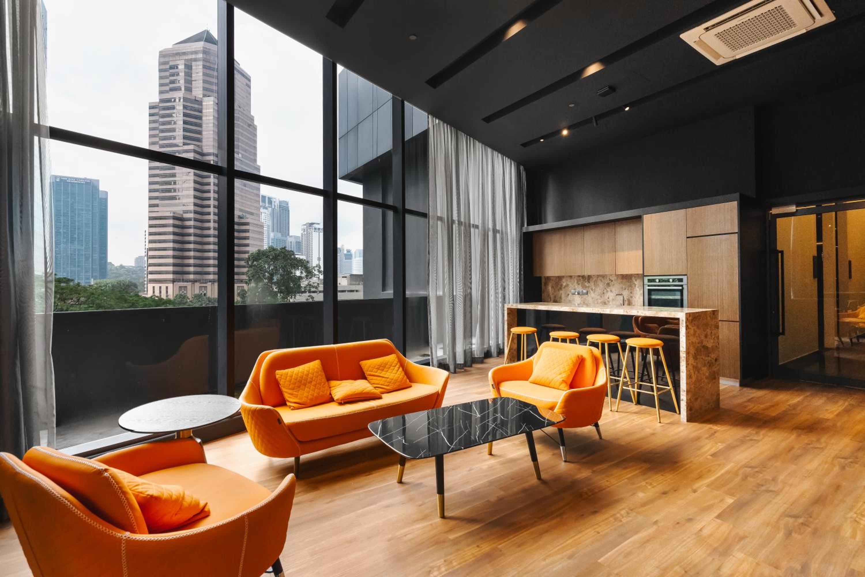 Deluxe 2BR Suite 400m to KLCC and LRT Station