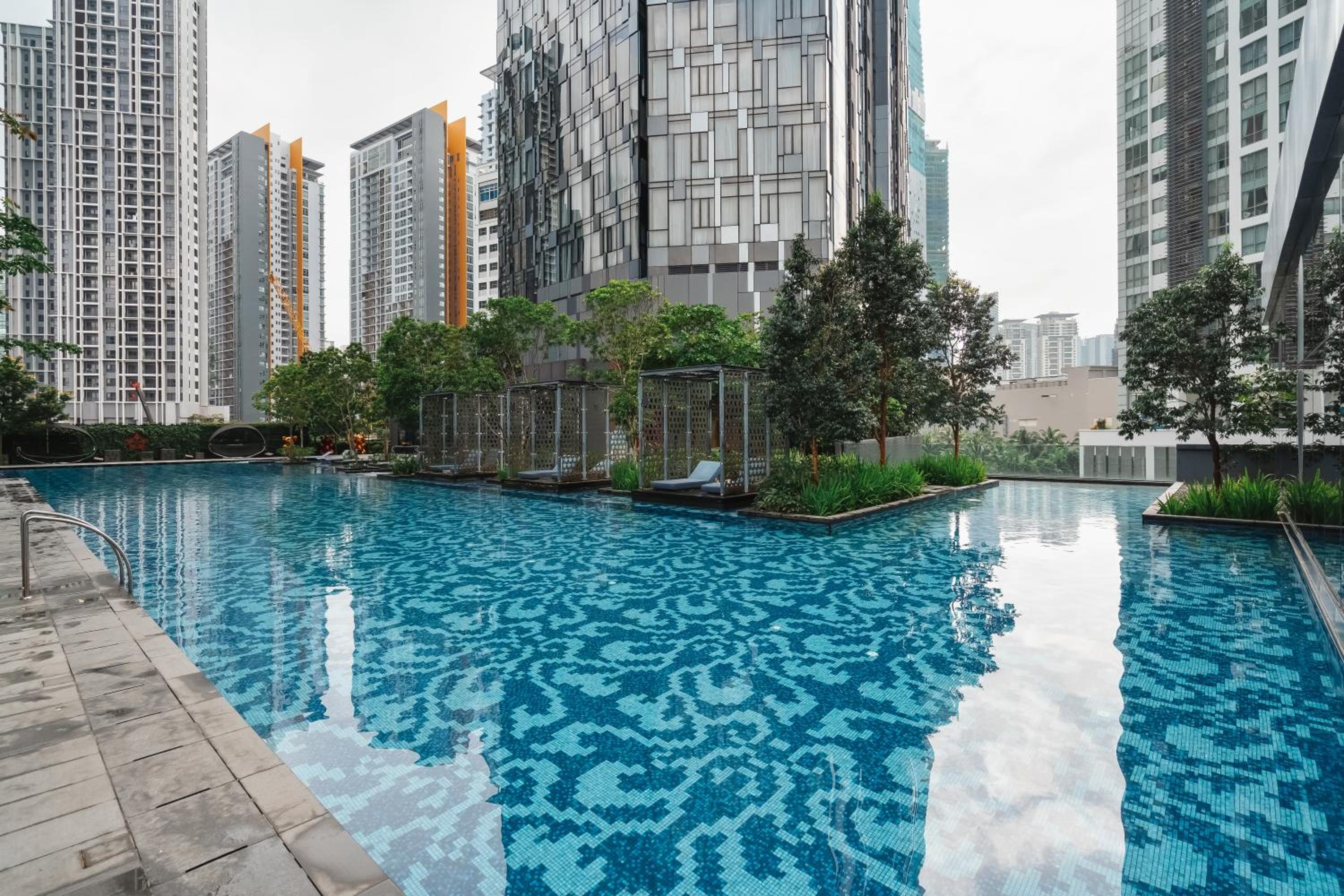 Deluxe 2BR Suite 400m to KLCC and LRT Station