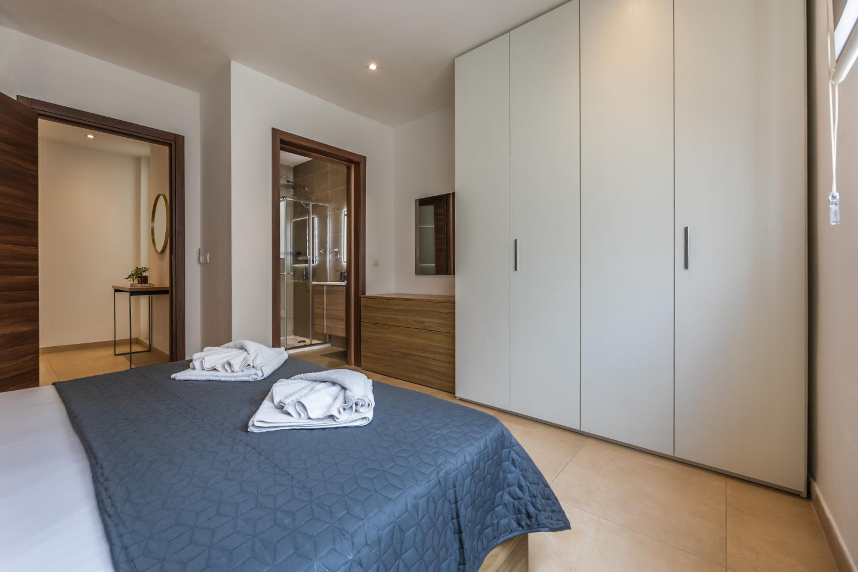 FL 4 TheLODGE-Charming City Retreat by Homely view 2
