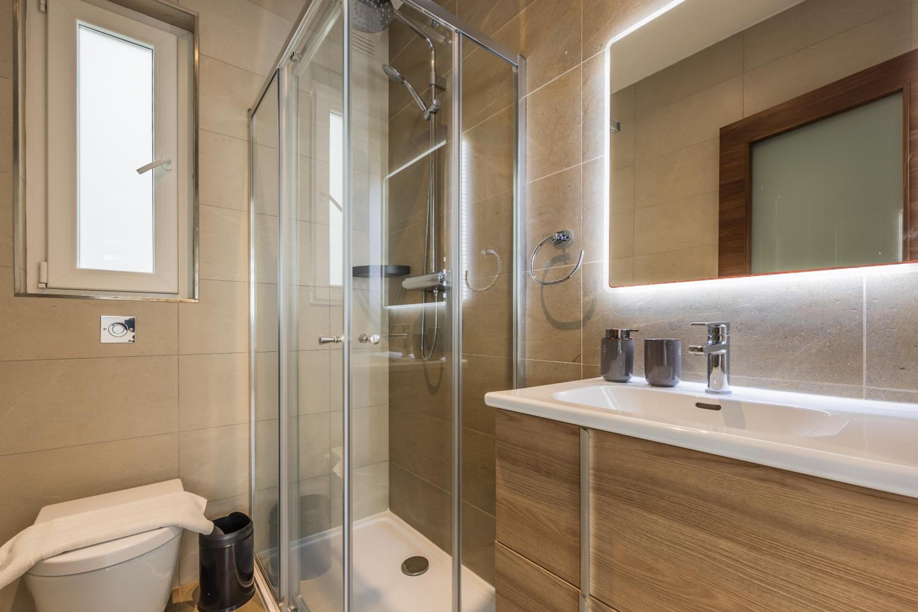 FL 4 TheLODGE-Charming City Retreat by Homely view 3