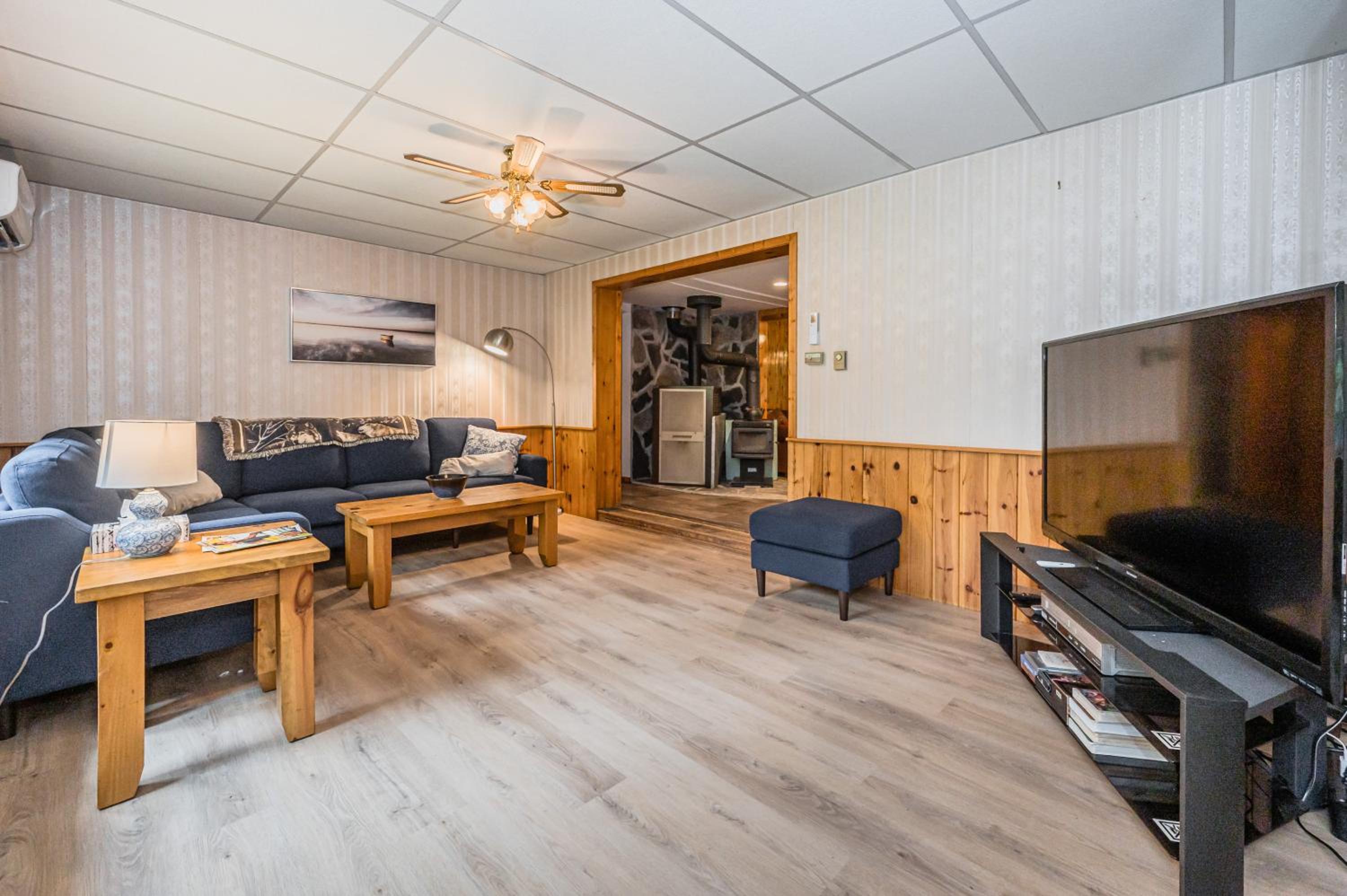Cozy Pet Friendly Getaway w Fireplace