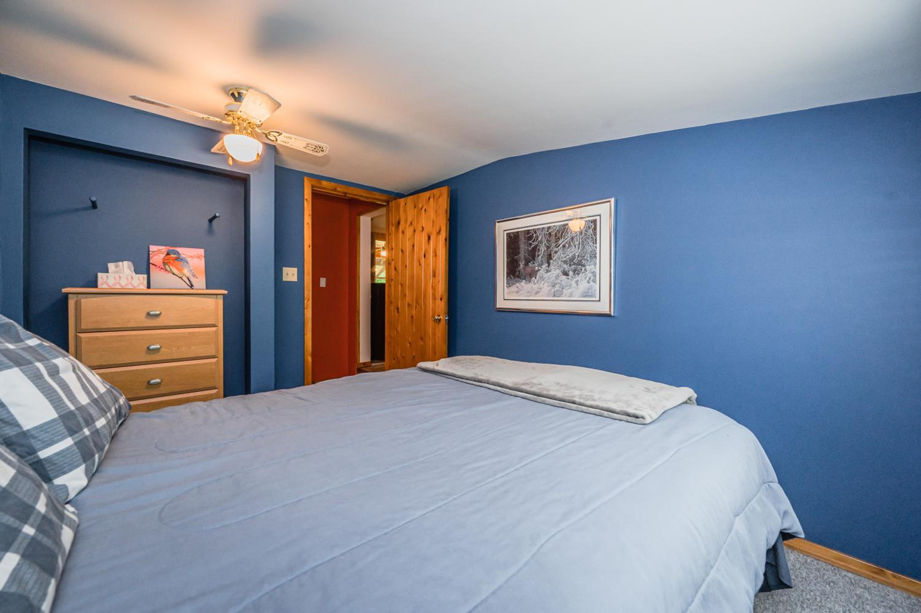 Cozy Pet Friendly Getaway w Fireplace