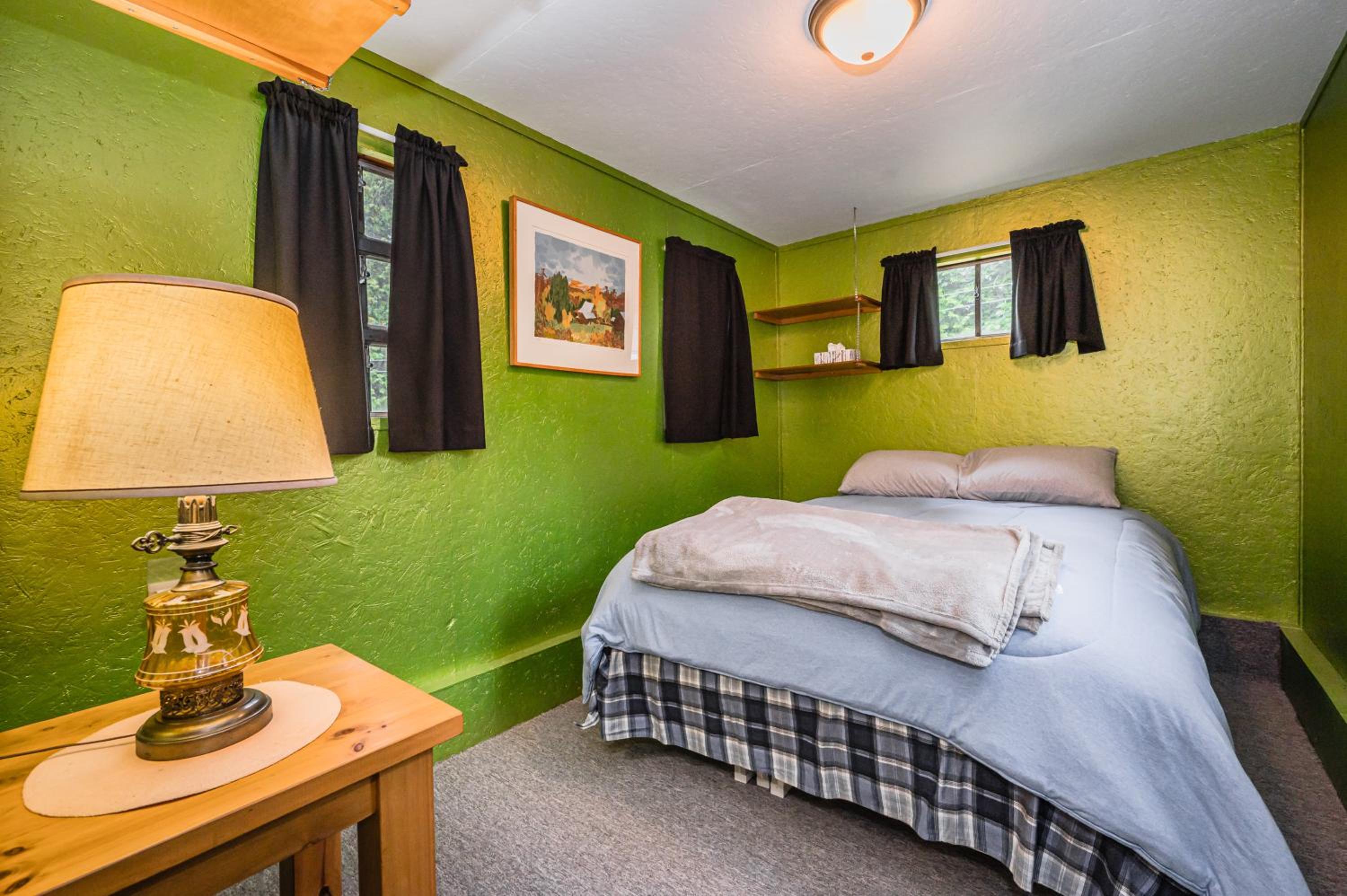 Cozy Pet Friendly Getaway w Fireplace
