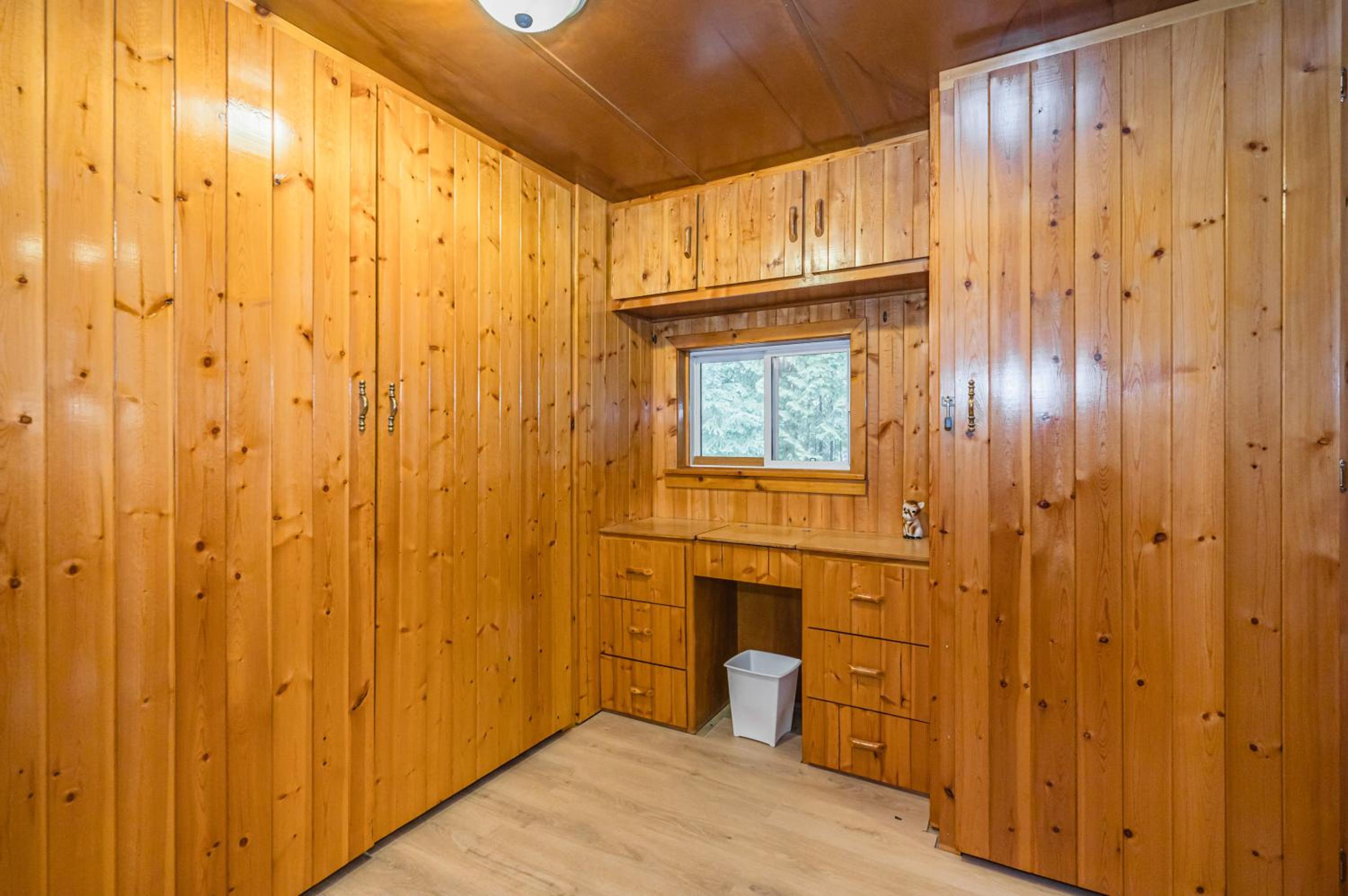Cozy Pet Friendly Getaway w Fireplace