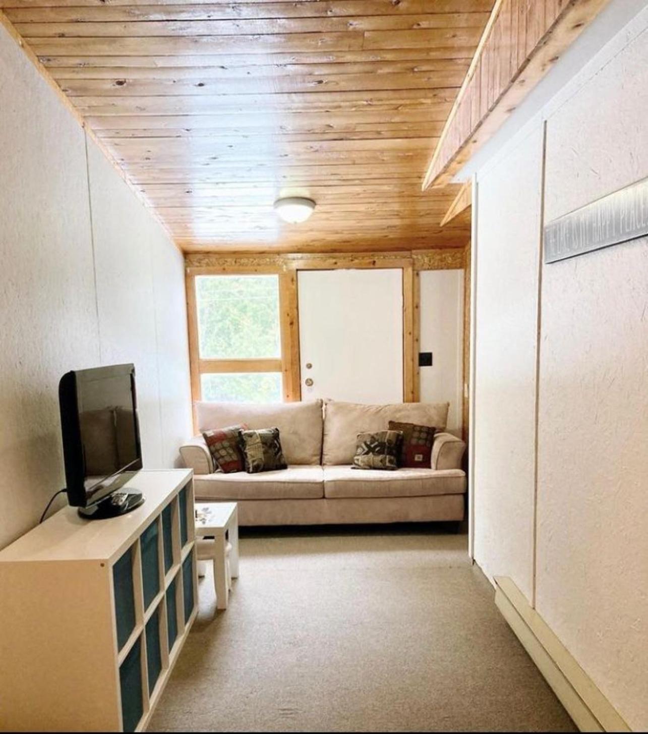 Cozy Pet Friendly Getaway w Fireplace