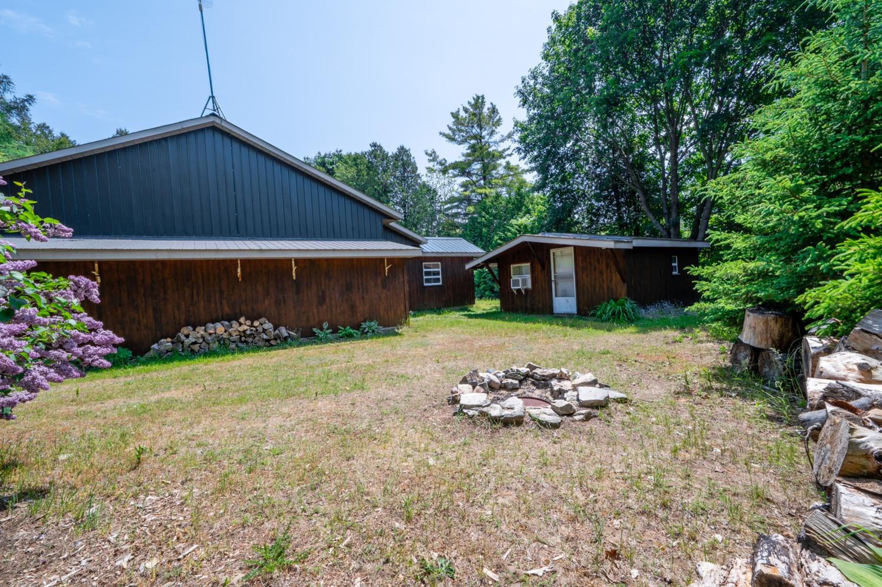 Cozy Pet Friendly Getaway w Fireplace