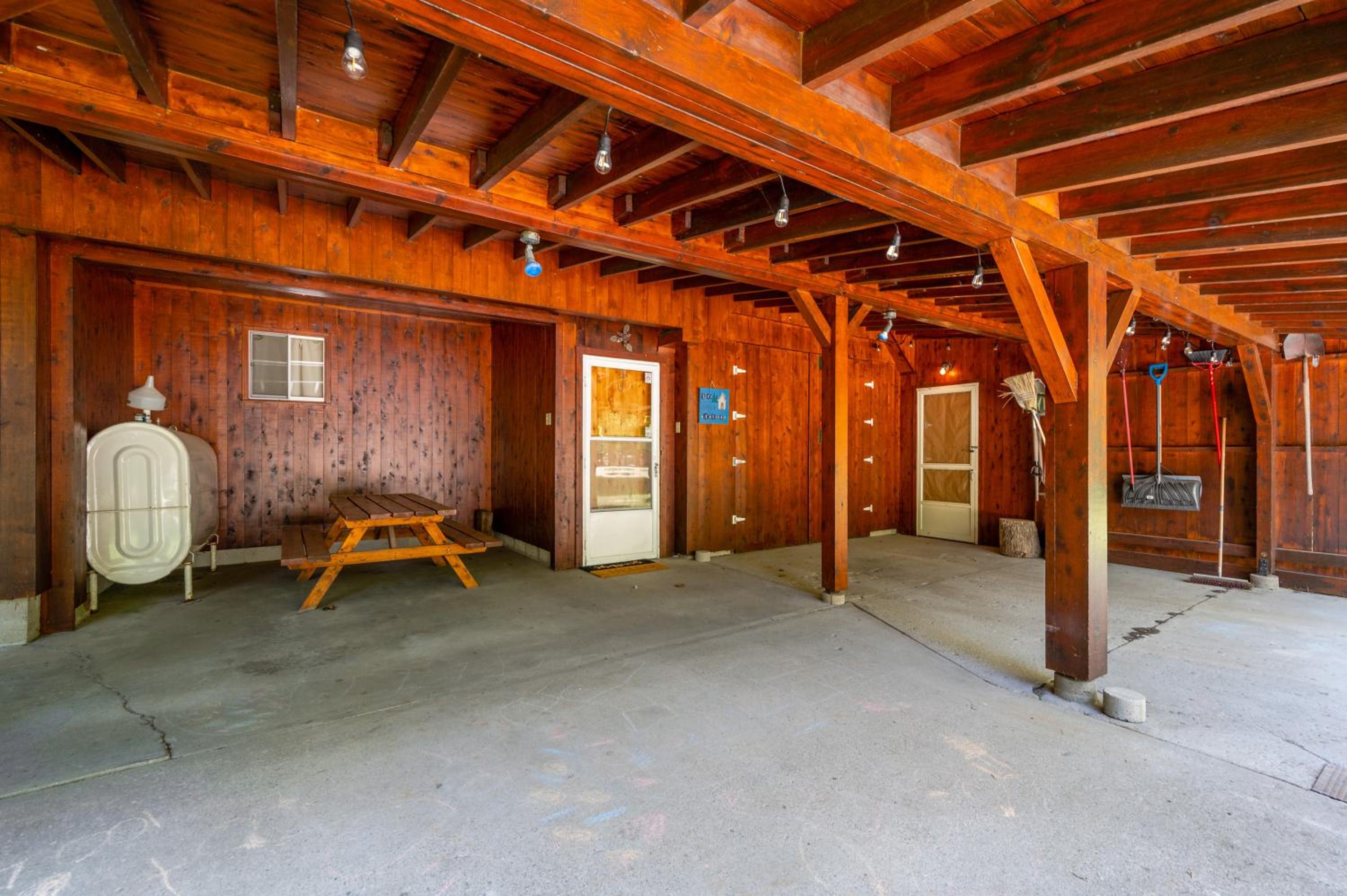 Cozy Pet Friendly Getaway w Fireplace
