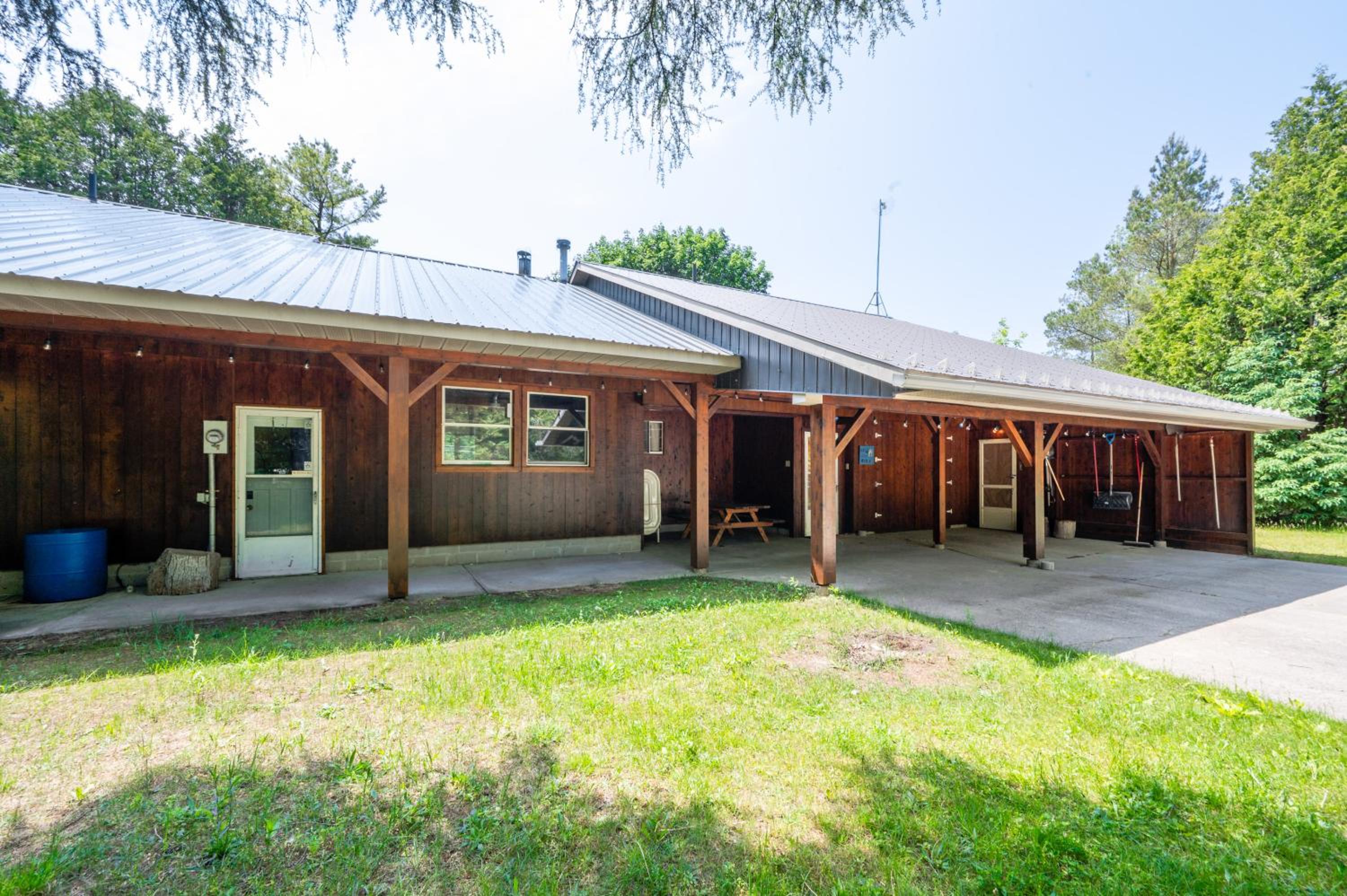 Cozy Pet Friendly Getaway w Fireplace