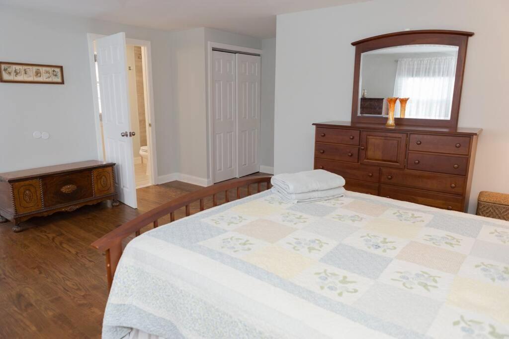 Spacious Modern Home in West Freehold view 2