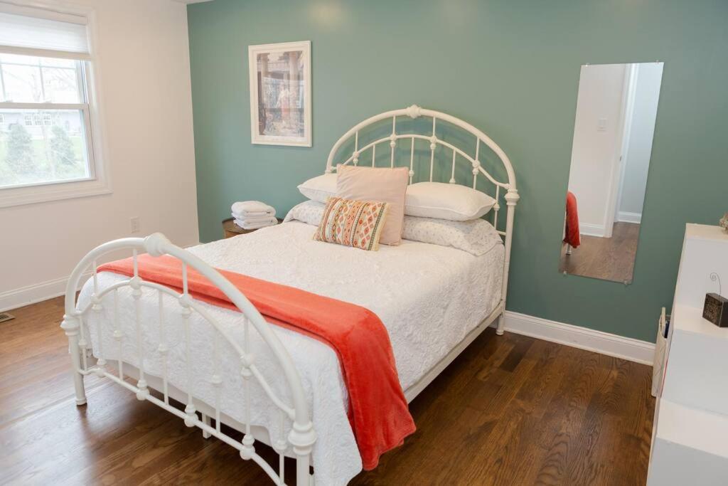 Spacious Modern Home in West Freehold view 5