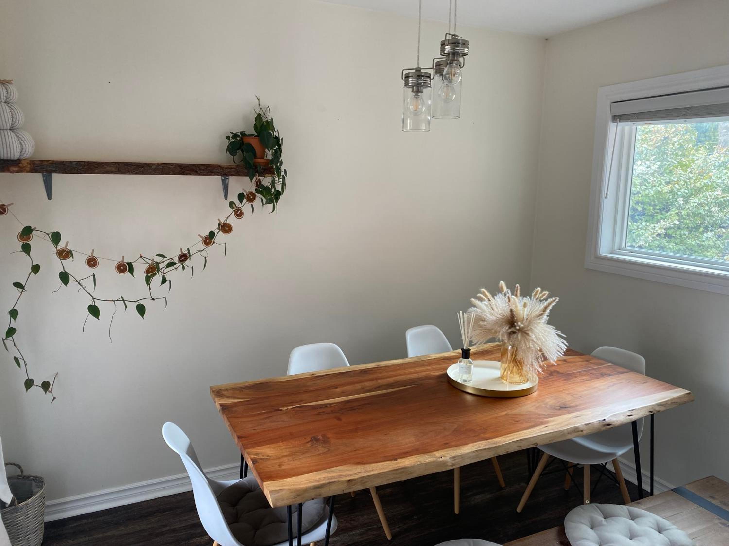Adorable 2 bedroom vacation home & free parking