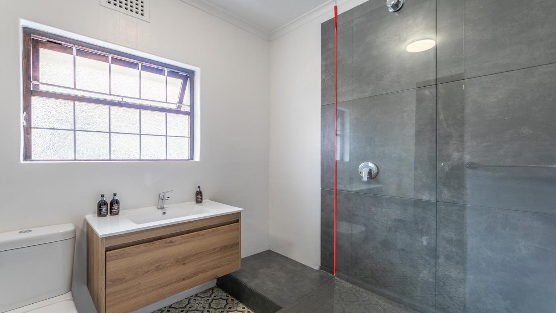 Spacious 2 Bedroom Apartment Claremont Cape Town