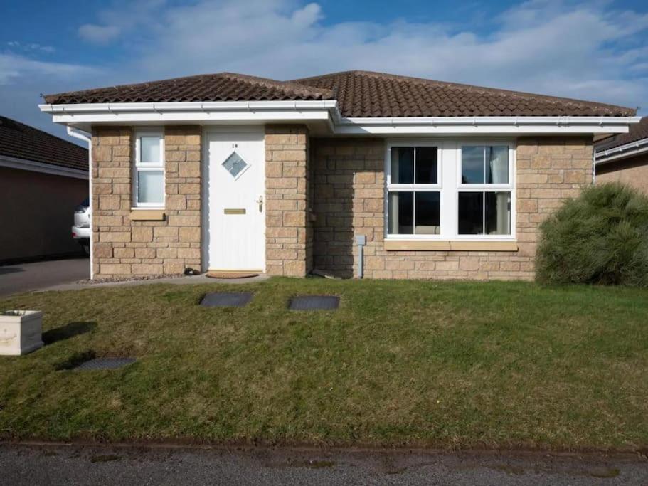 Number Ten - 2 mins from Golf Club, family home, free parking