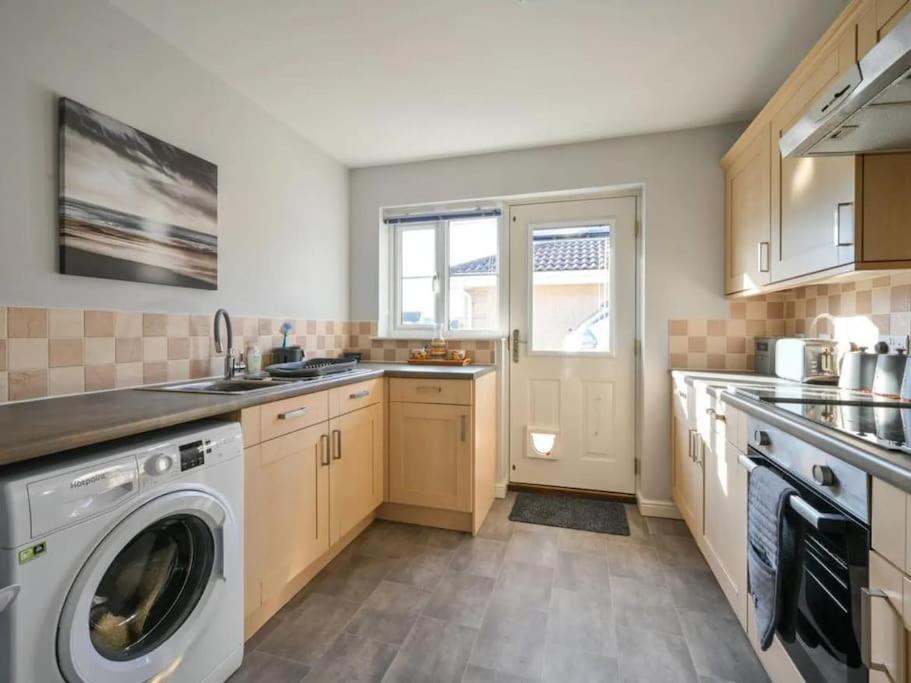 Number Ten - 2 mins from Golf Club, family home, free parking