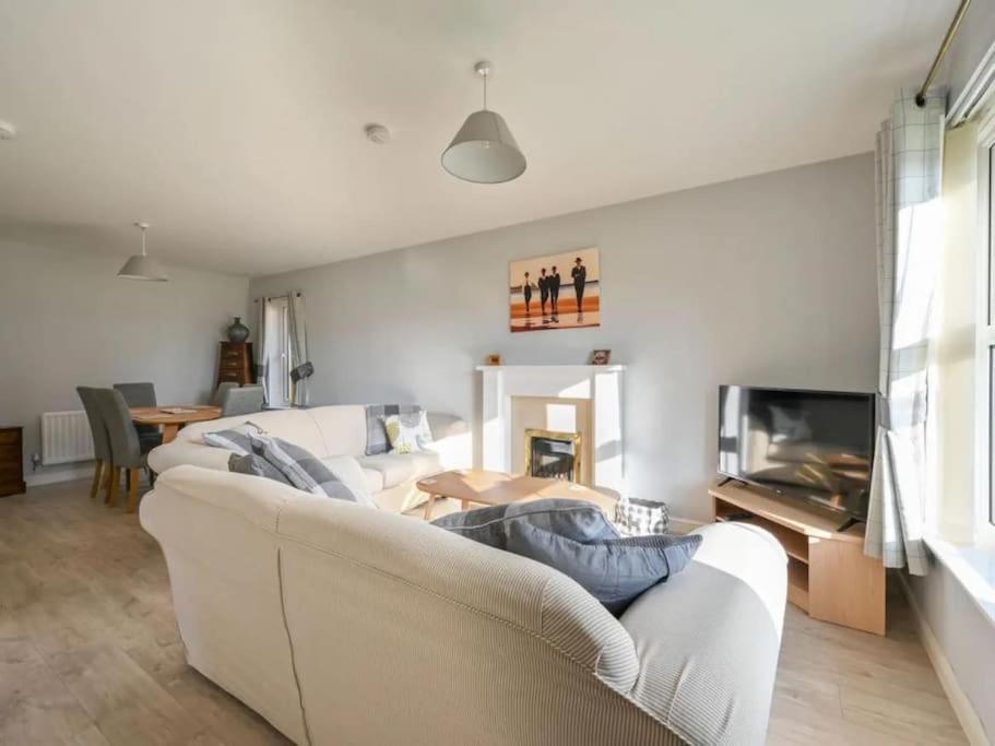 Number Ten - 2 mins from Golf Club, family home, free parking