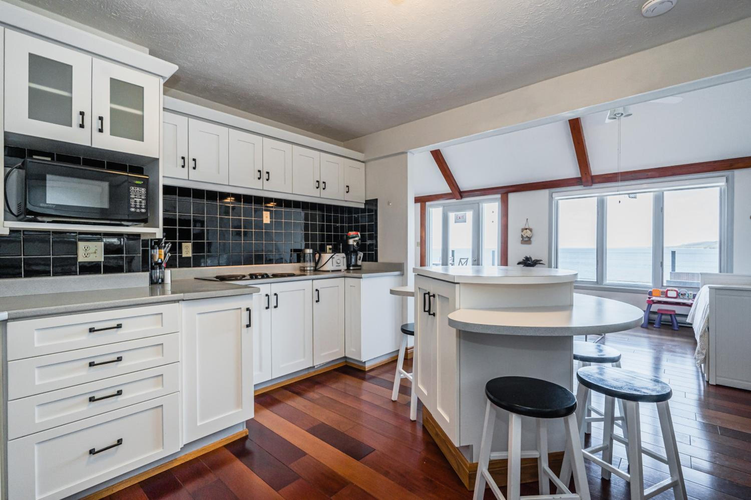 Paradise Waterfront Gem With Georgian Bay Views