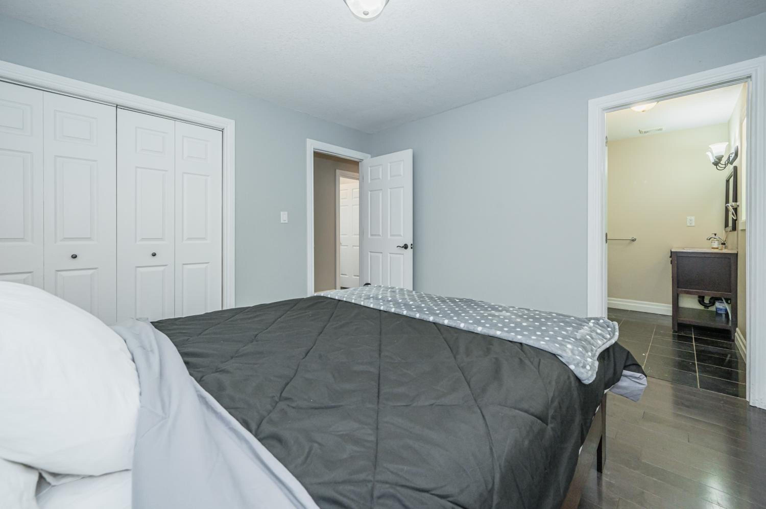 7-bed w Starlink , v-ball near beach