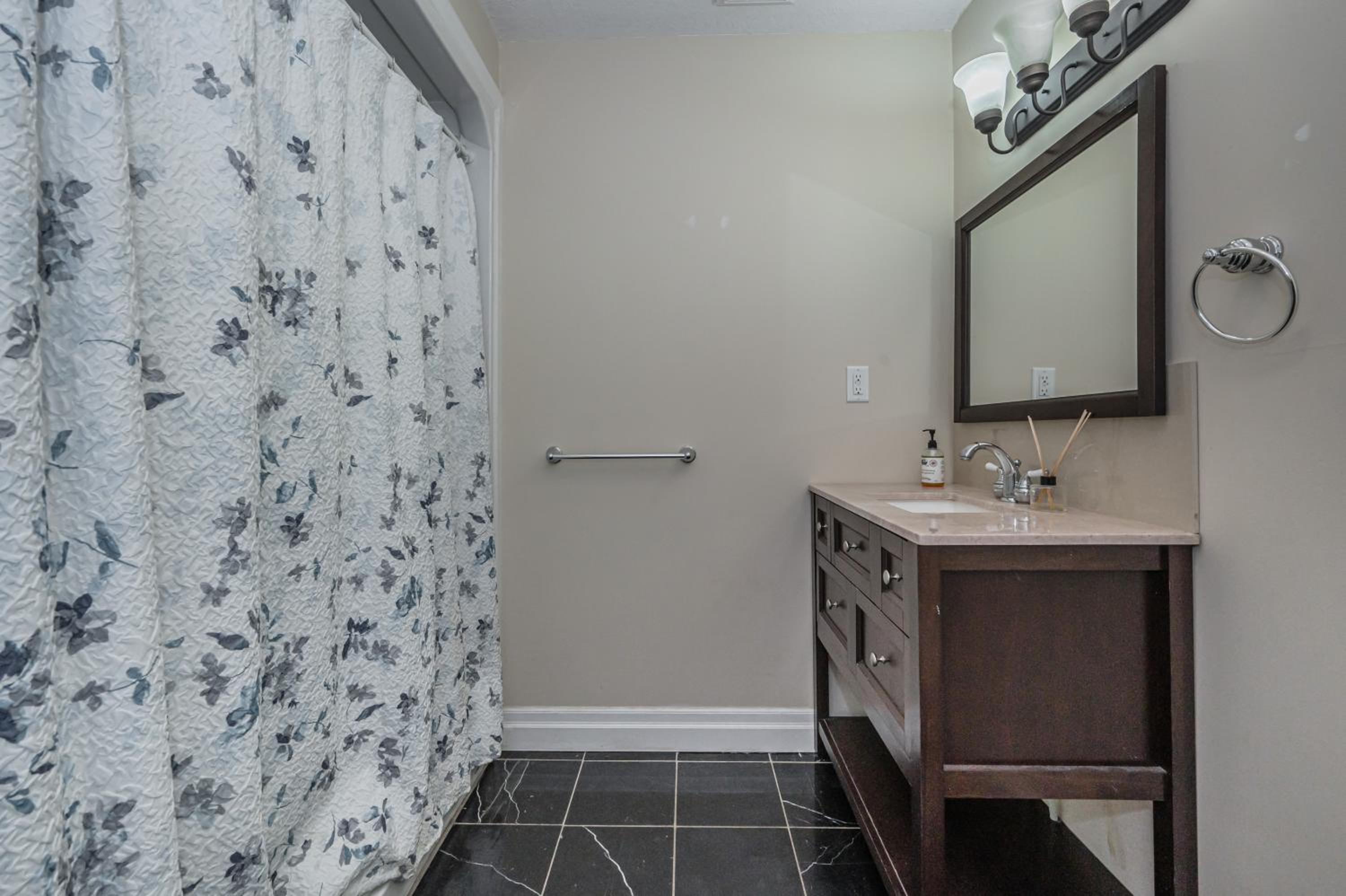 7-bed w Starlink , v-ball near beach