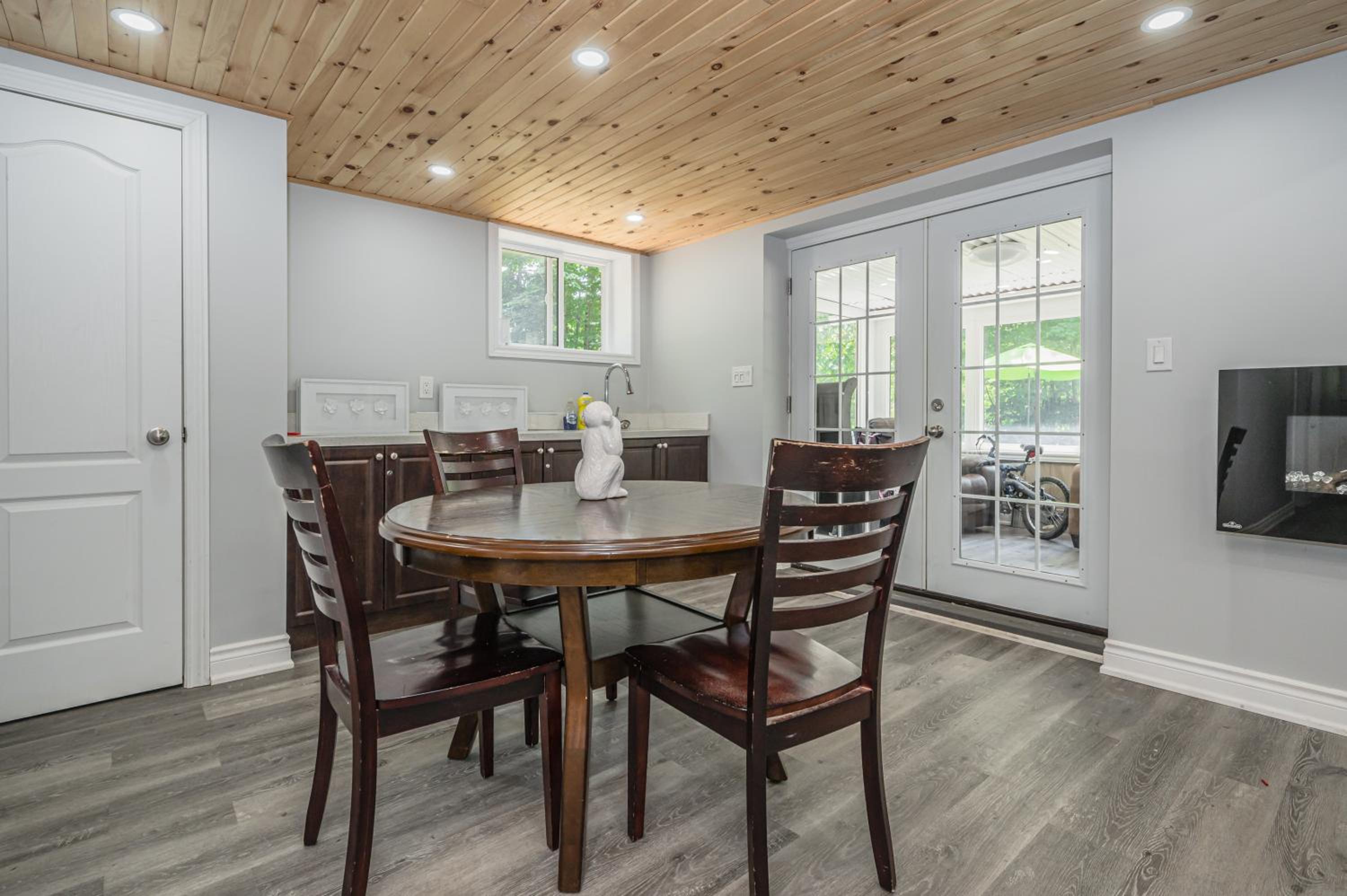 7-bed w Starlink , v-ball near beach