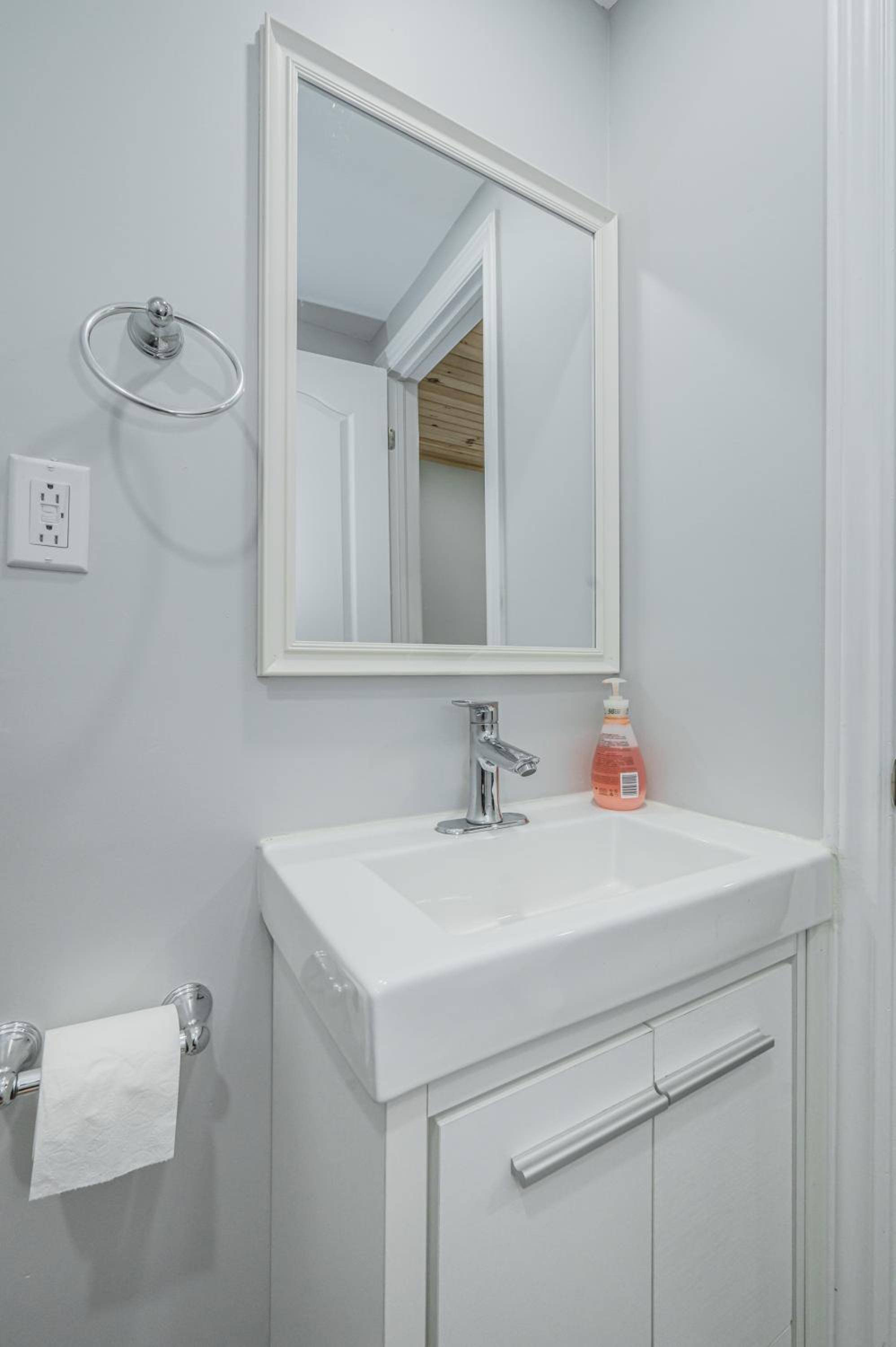 7-bed w Starlink , v-ball near beach