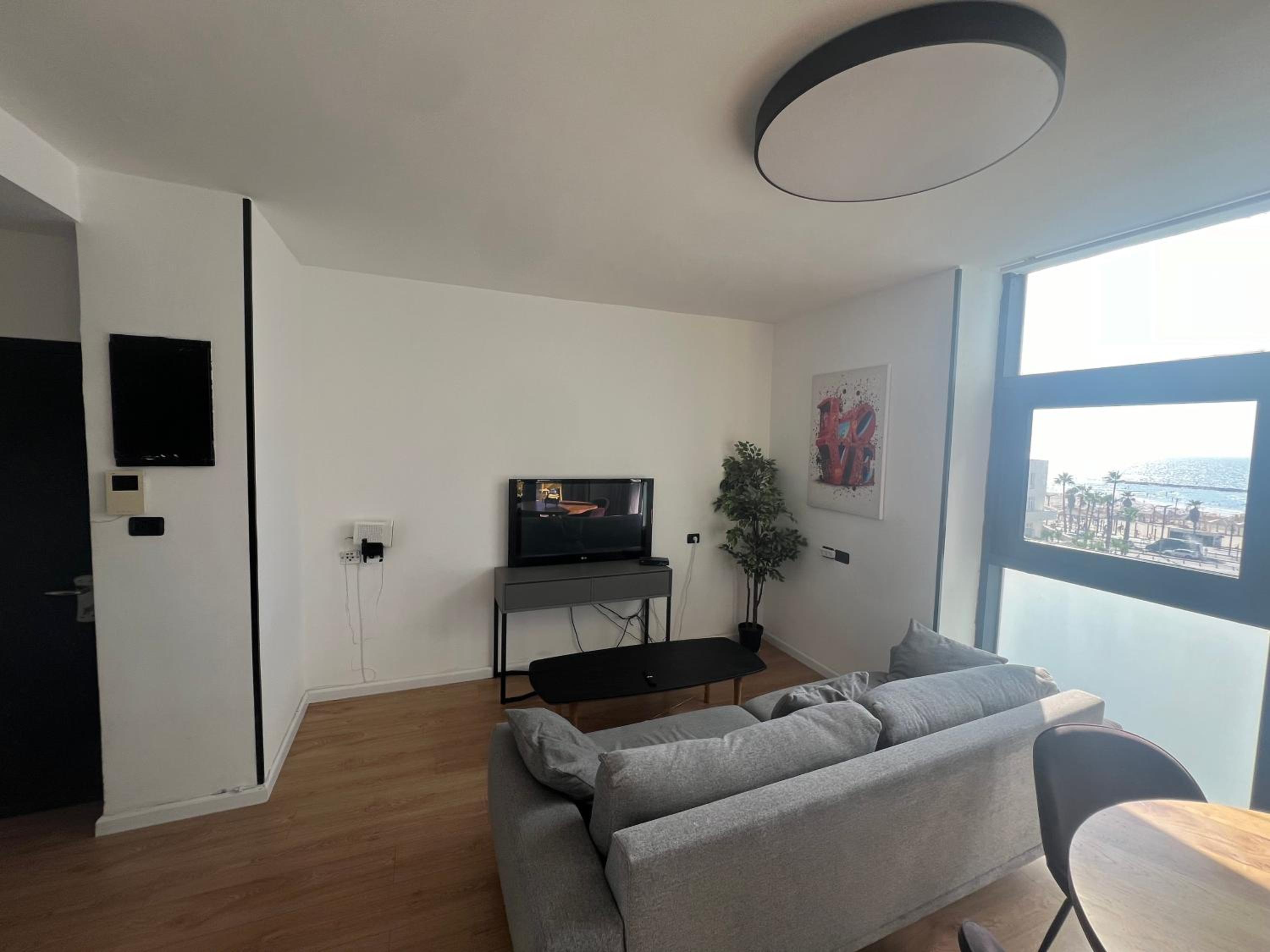 3Bedrooms Suite With Balcony and shelter Yarkon13 view 4