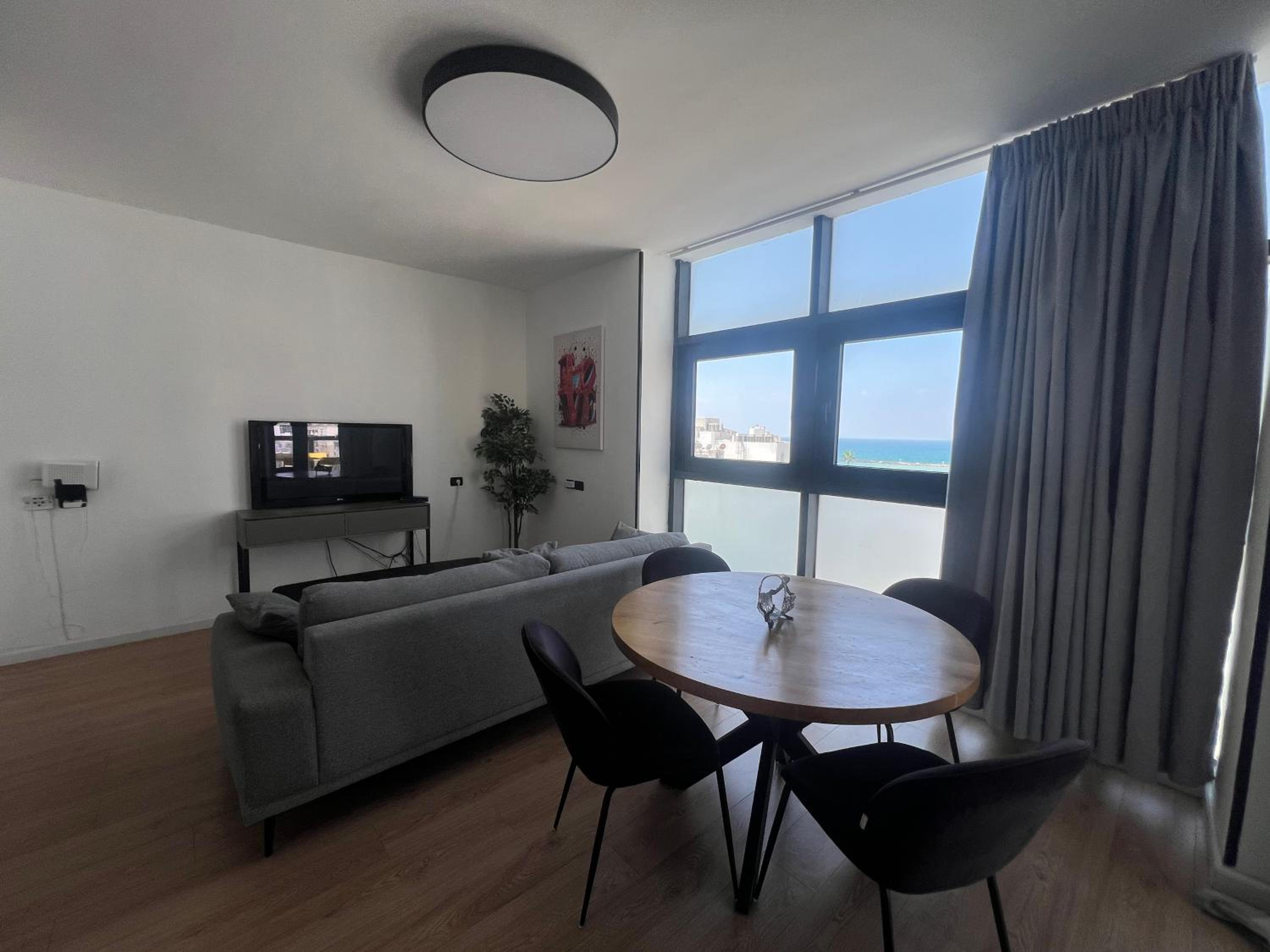 3Bedrooms Suite With Balcony and shelter Yarkon13 view 2