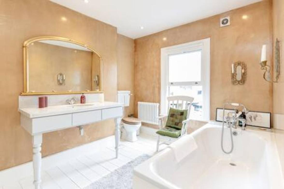 Vauxhall 3 Bed House by BaseToGo