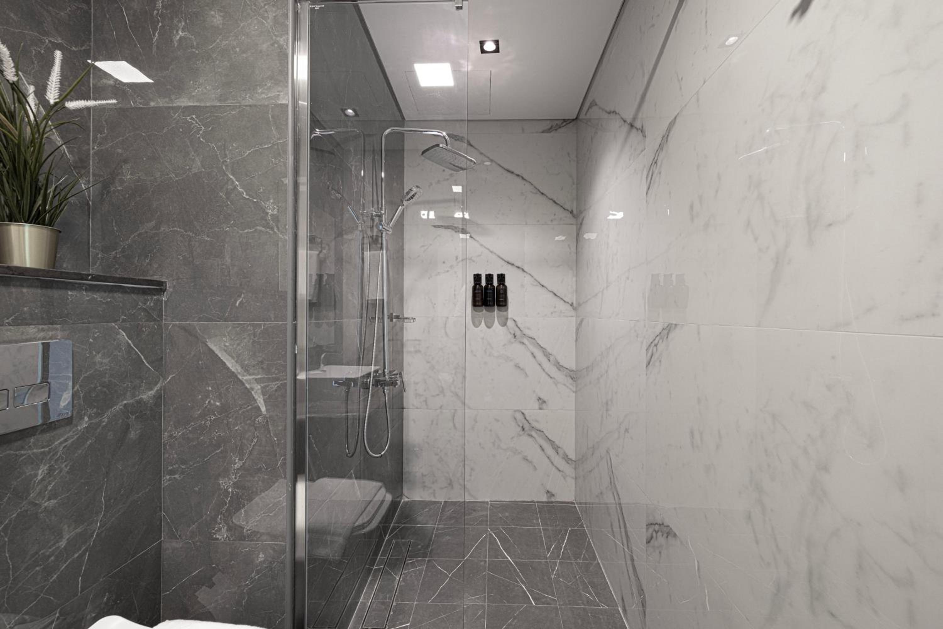 Brand New 1BR with Pool, Sauna & Gym