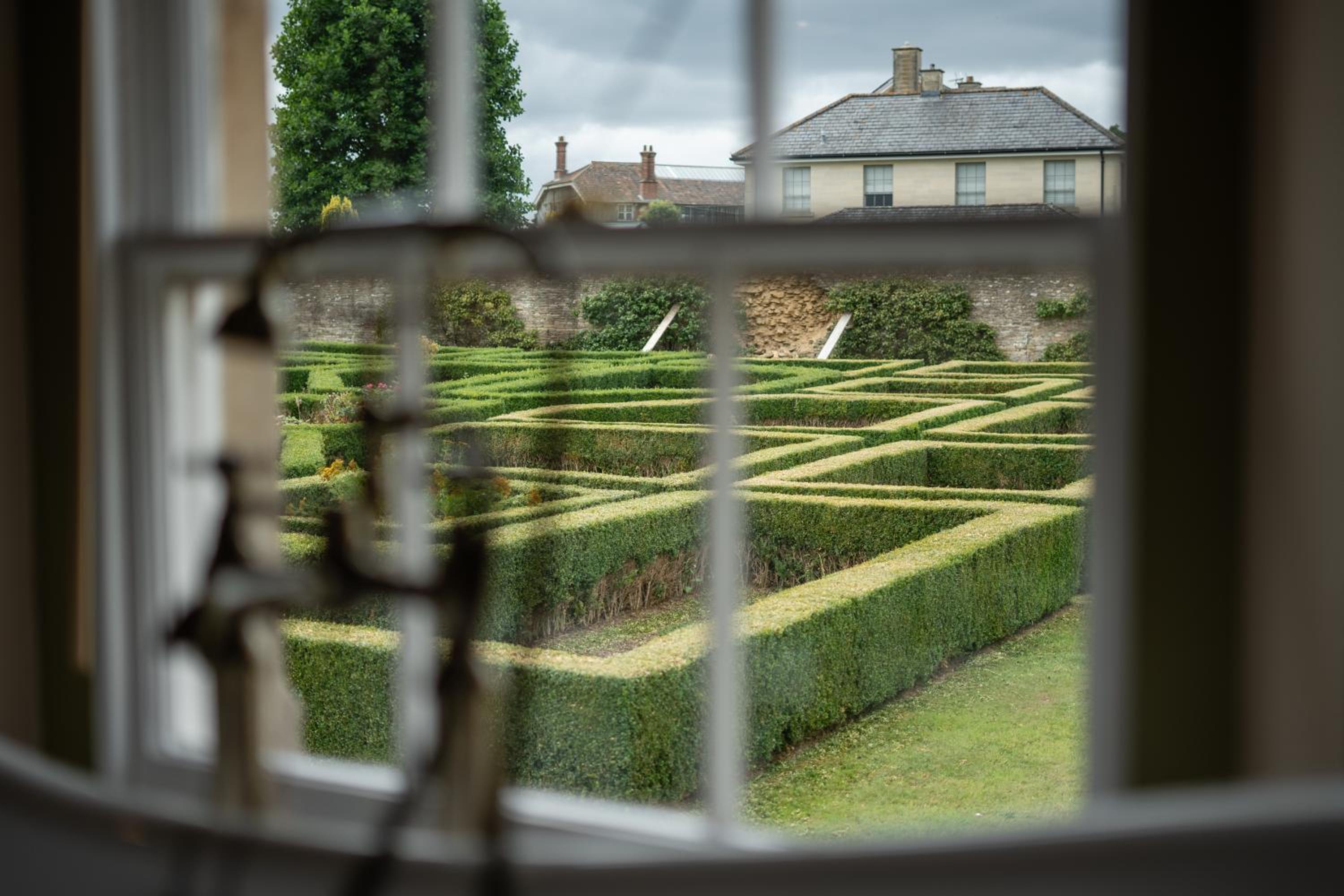 The Maze Garden Cottage by Mint Stays view 4