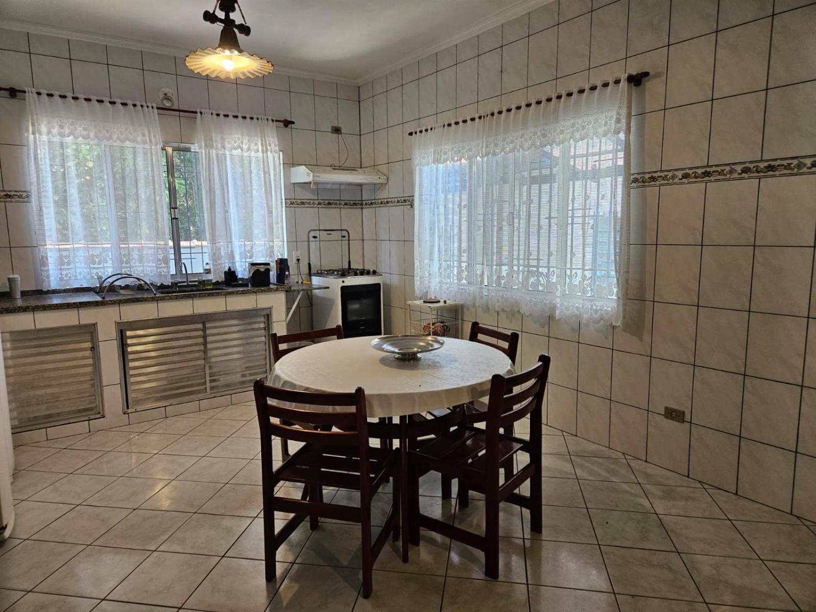 Casa com Quadra de Areia para 21 pessoas em Boracéia São Seba
