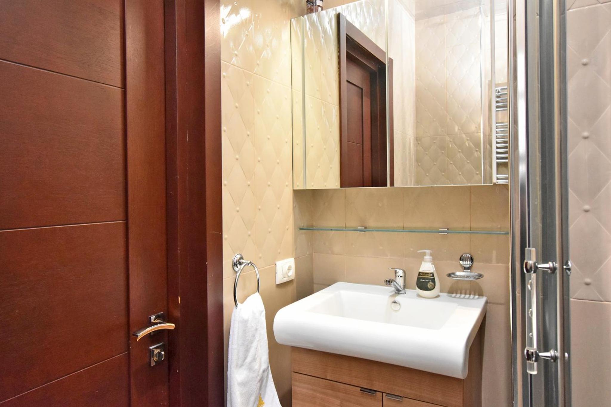 1 bedroom, Modern New Euro Renovated apartment BU1399