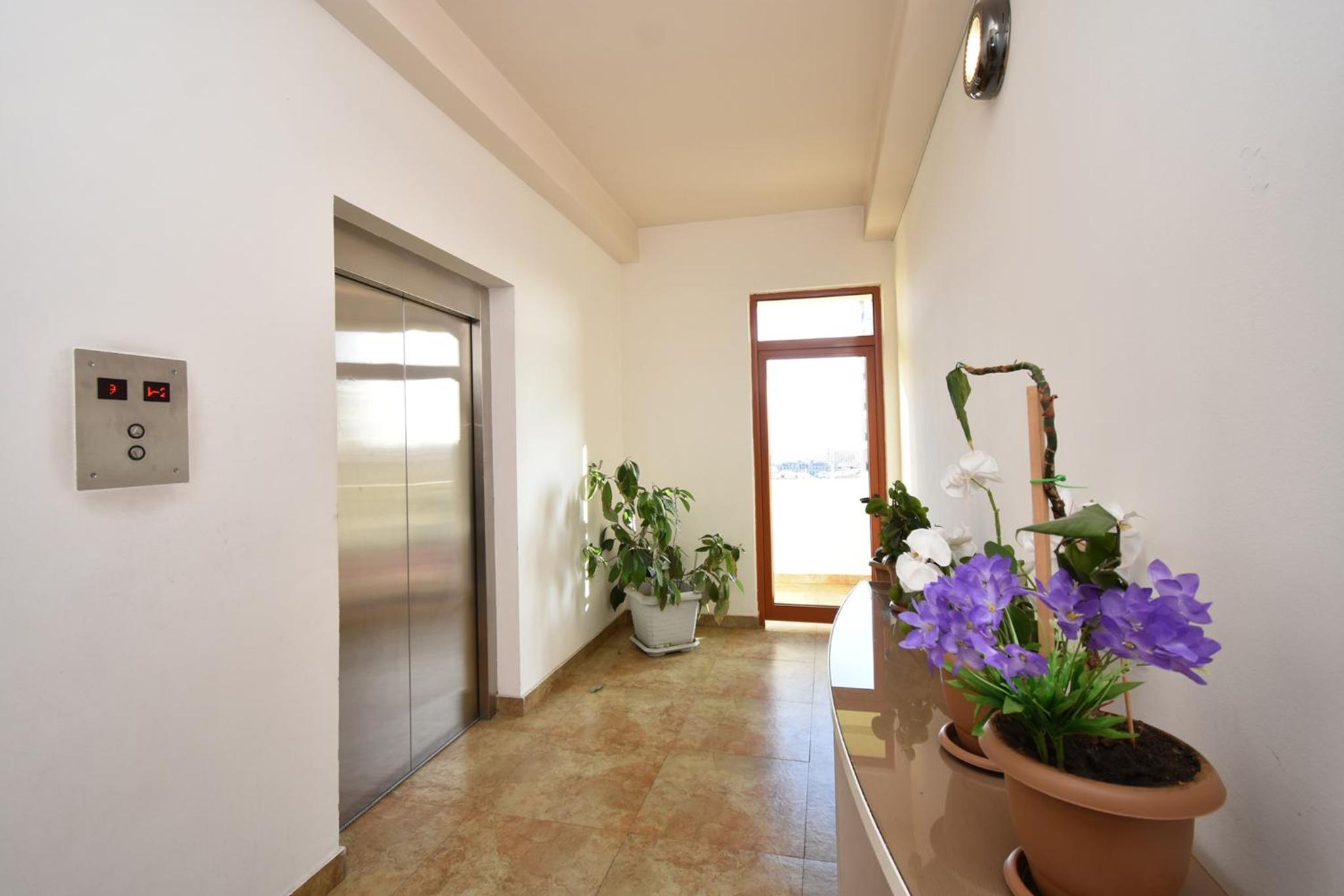 1 bedroom, Modern New Euro Renovated apartment BU1399