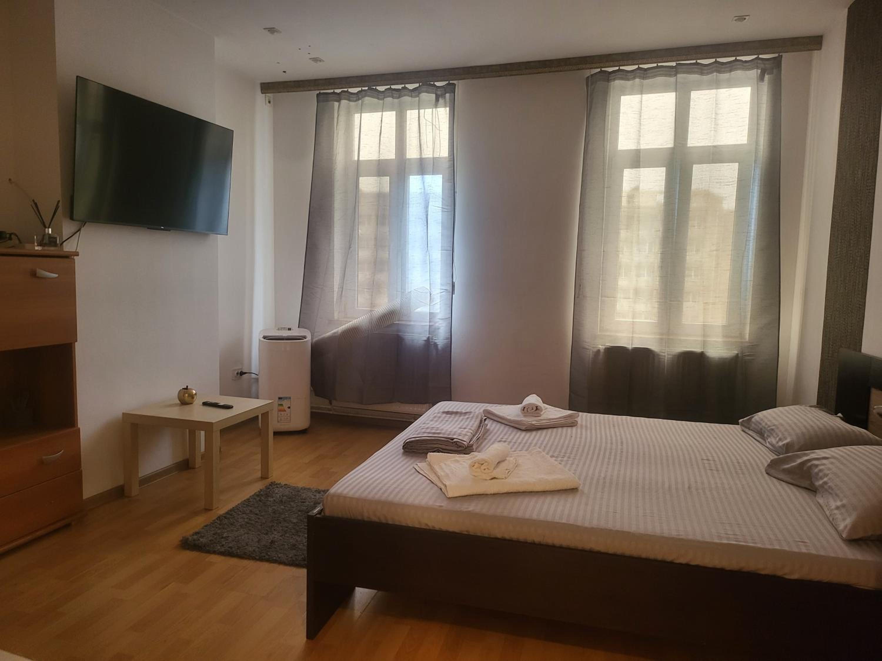 ApartHotel Yanis
